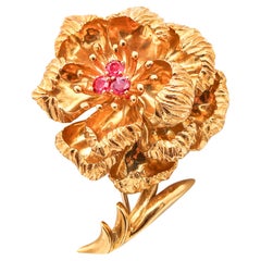 TIFFANY & CO. 1960 Blumenbrosche aus 18 Kt. Gelbgold mit Vivid roten Rubinen