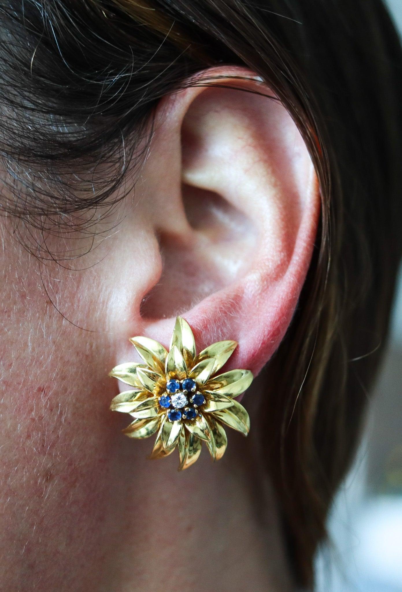 Par de pendientes diseñados por Tiffany & Co.

Un raro par de pendientes de clip creados por la casa de joyería Tiffany & Co. en 1960. Los pendientes se han elaborado a izquierda y derecha con motivos de hojas en oro amarillo macizo de 18 quilates