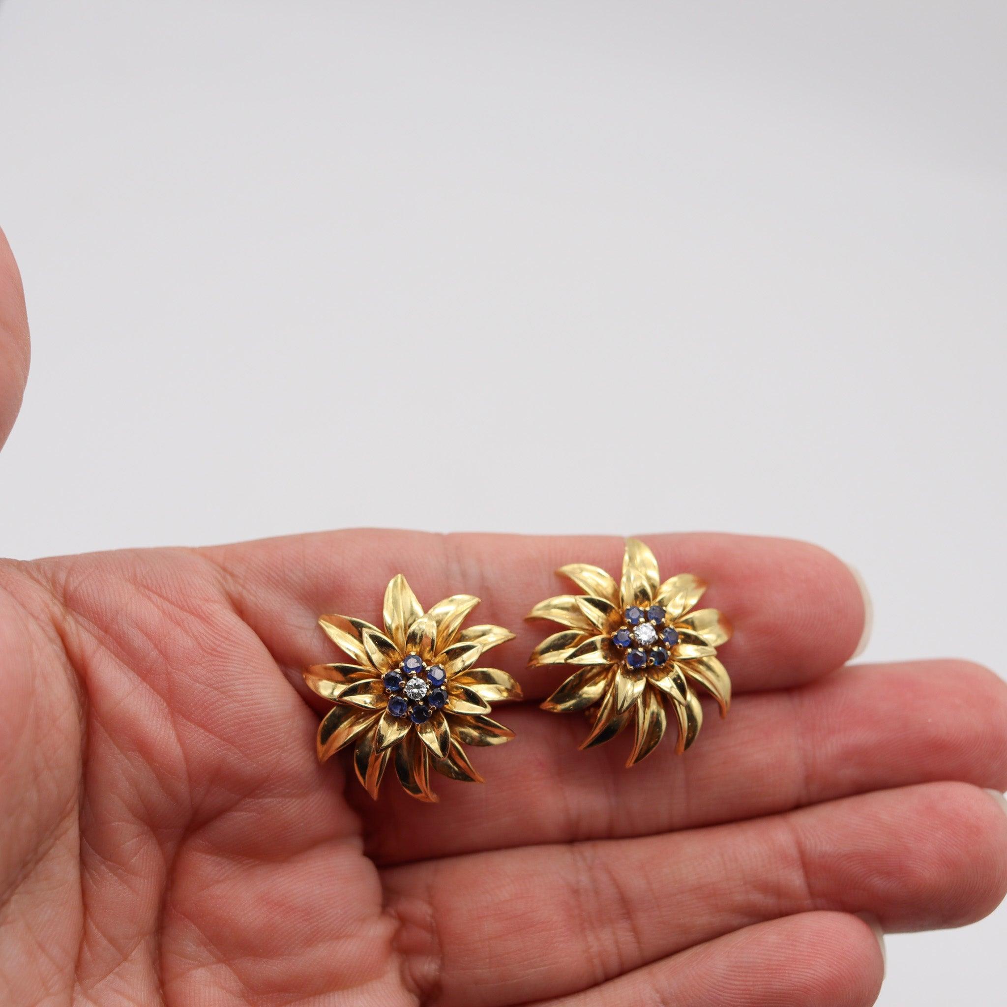TIFFANY & CO. Pendientes Hojas 1960 De Oro Amarillo De 18 Kt Con Zafiros Y Diamantes en Excelente estado para la venta en Miami, FL