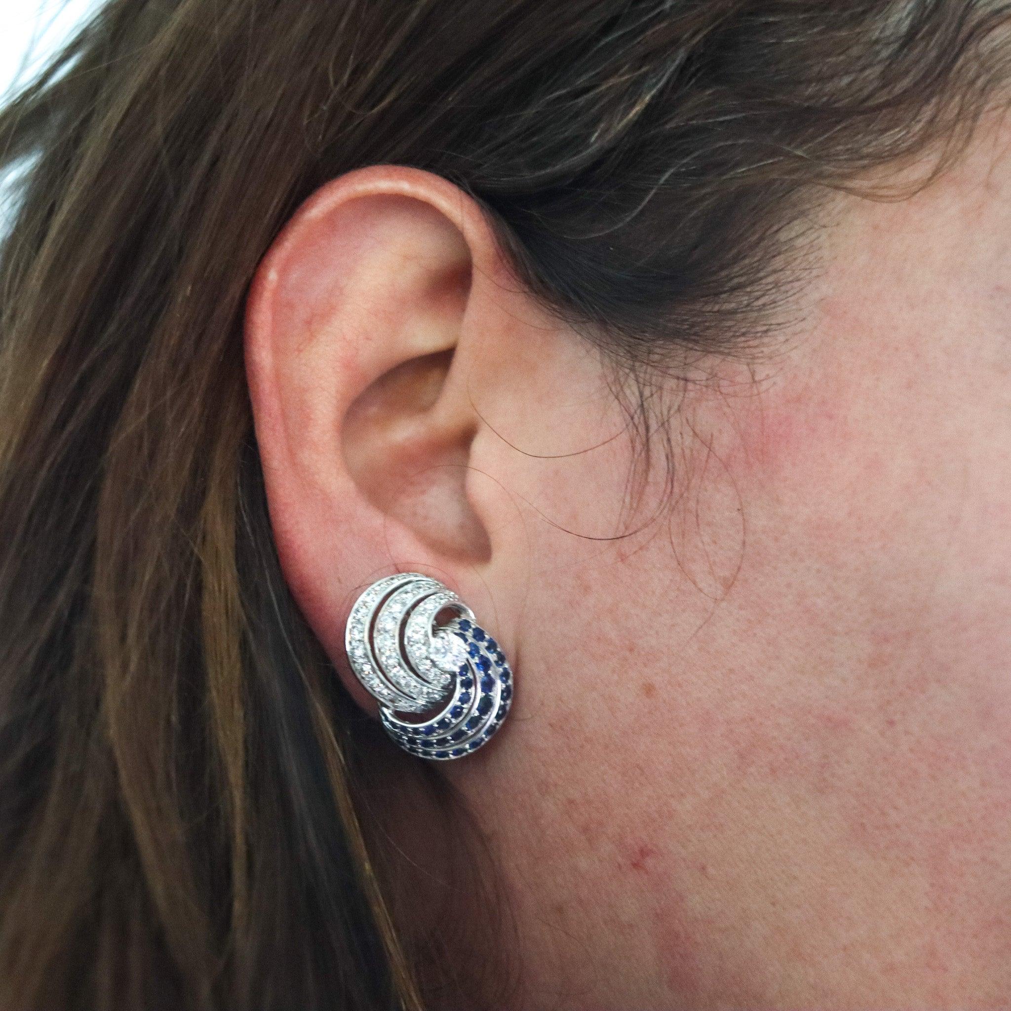 Orecchini a clip disegnati da Tiffany & Co.

Si tratta di uno splendido paio di orecchini a clip creati a New York da Tiffany & Co. a metà del secolo scorso, nel 1960. Questi eccezionali orecchini sono stati realizzati in platino massiccio con