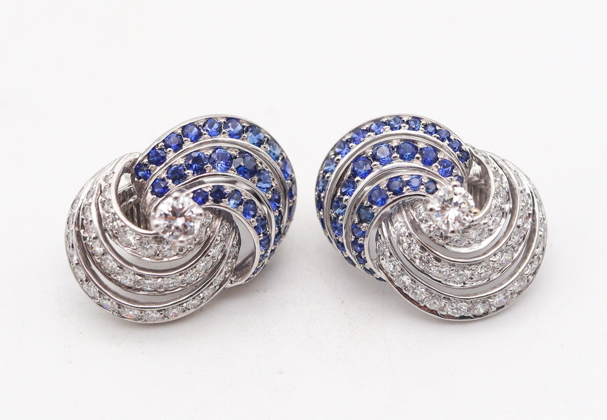 Art Déco TIFFANY & CO. 1960 Orecchini in platino con diamanti e zaffiri da 6,02 carati al litro in vendita