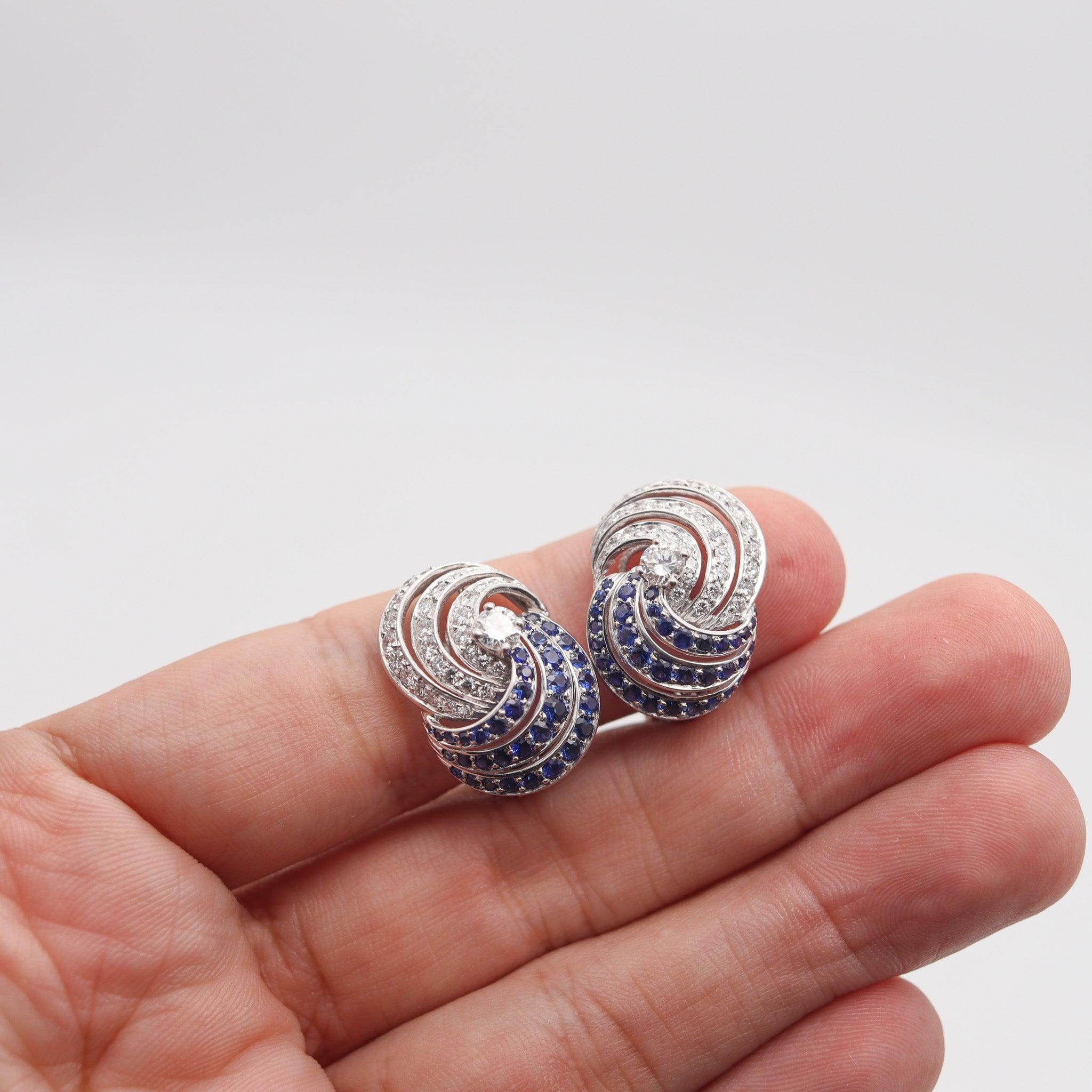 TIFFANY & CO. 1960 Orecchini in platino con diamanti e zaffiri da 6,02 carati al litro In condizioni ottime in vendita a Miami, FL