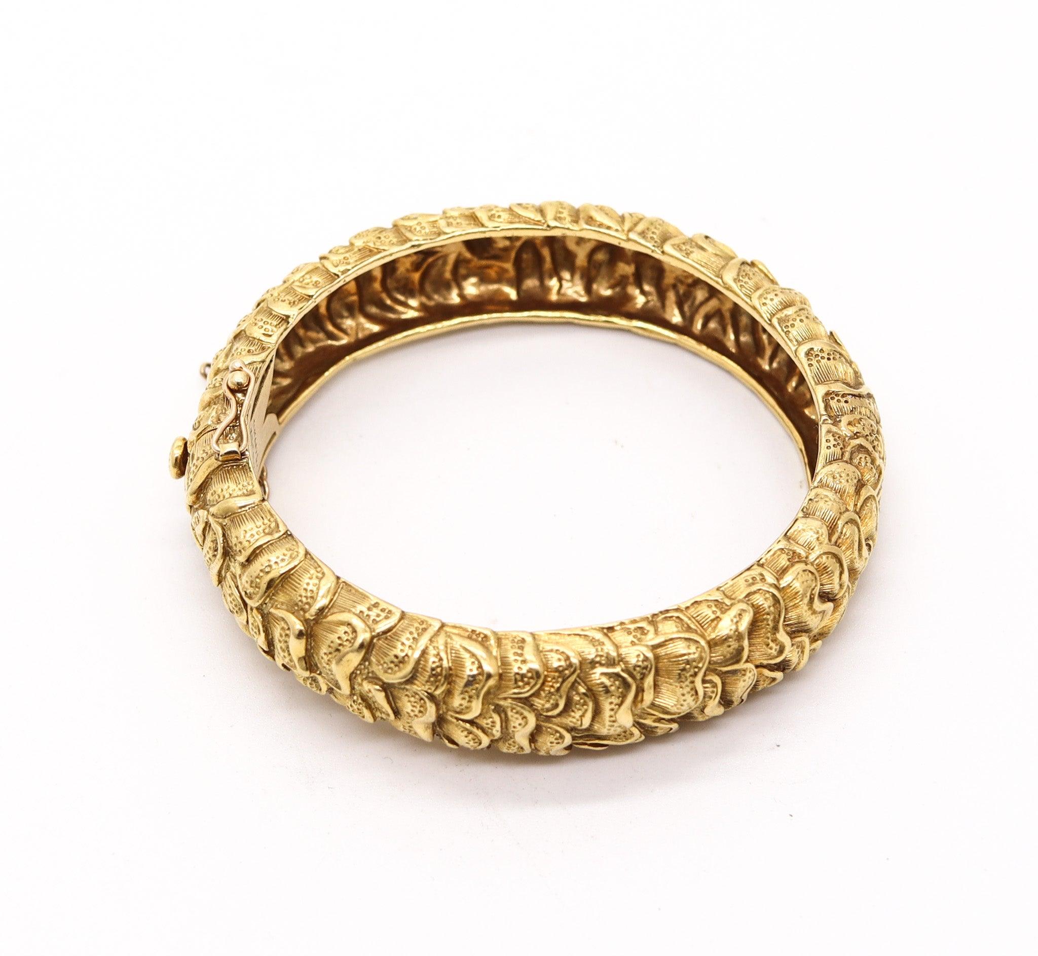 Modernist TIFFANY & CO. 1960 Sculpted Chinoiserie Bangle Bracelet Solid 18Kt Yellow Gold For Sale
