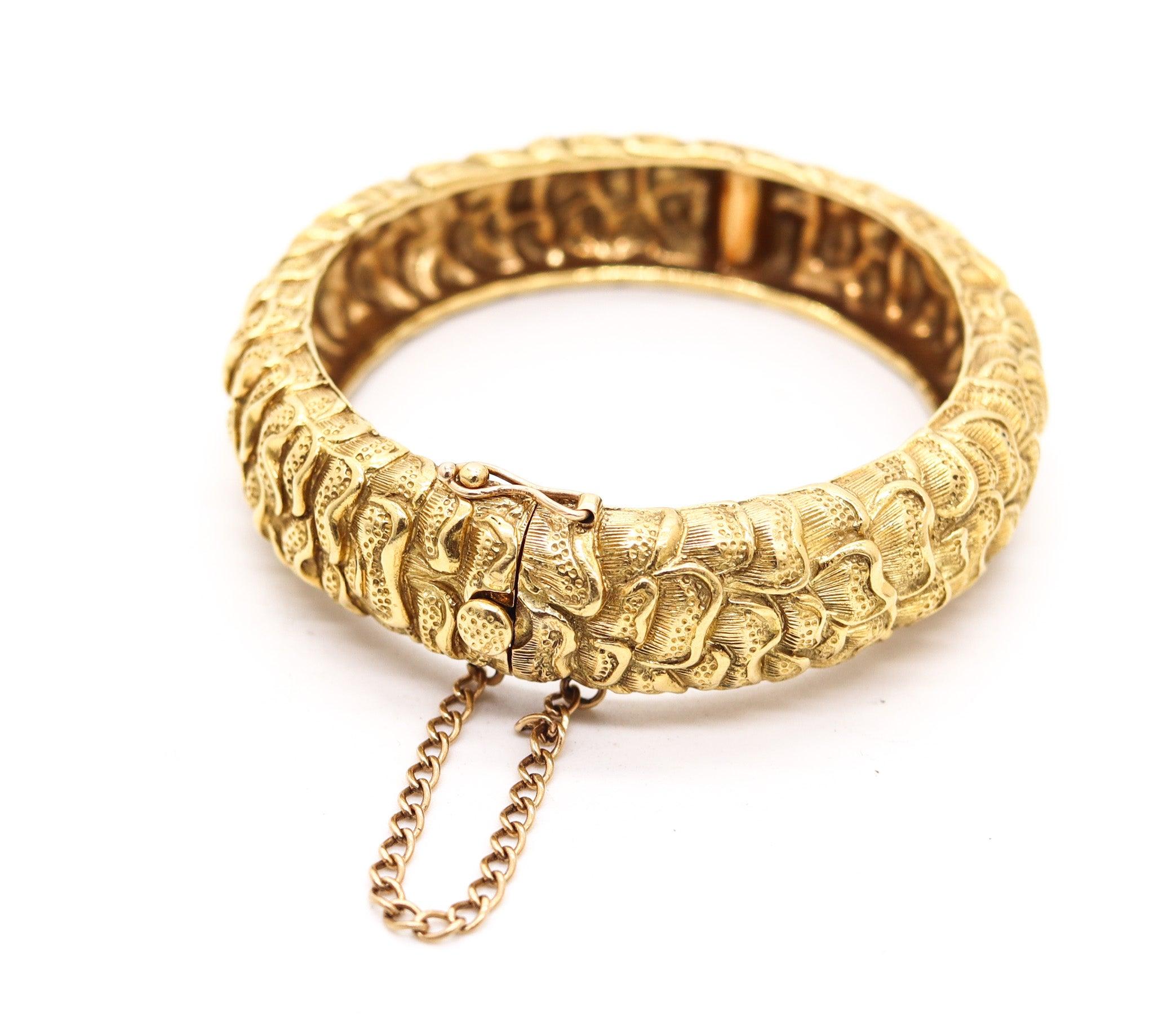 TIFFANY & CO. 1960 Sculpted Chinoiserie Bangle Bracelet Solid 18Kt Yellow Gold In Excellent Condition For Sale In Miami, FL