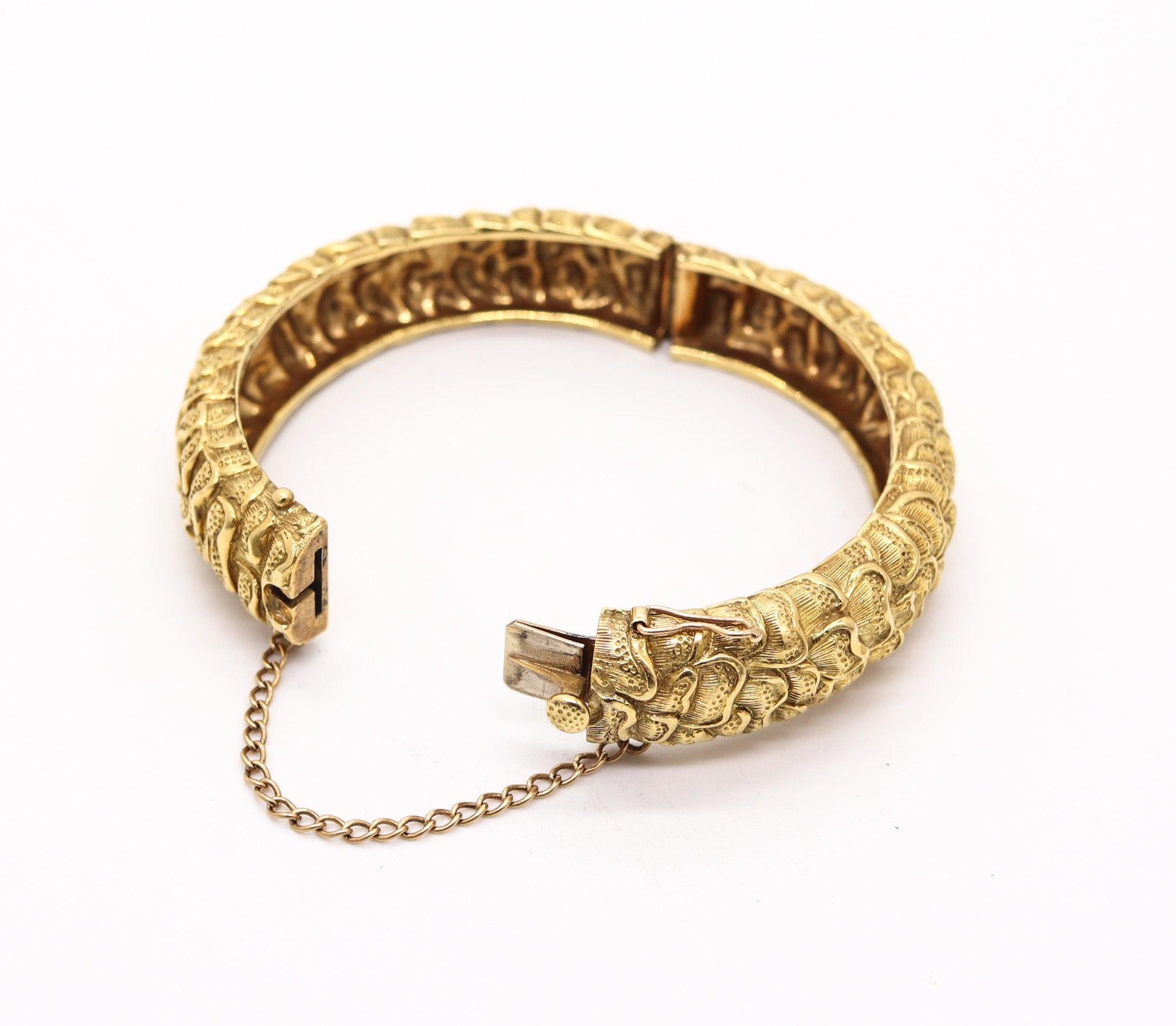TIFFANY & CO. 1960 Sculpted Chinoiserie Bangle Bracelet Solid 18Kt Yellow Gold For Sale 1