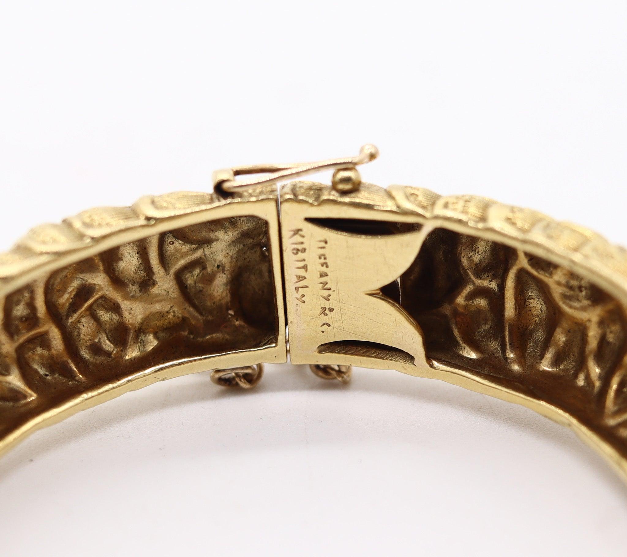 TIFFANY & CO. 1960 Sculpted Chinoiserie Bangle Bracelet Solid 18Kt Yellow Gold For Sale 2