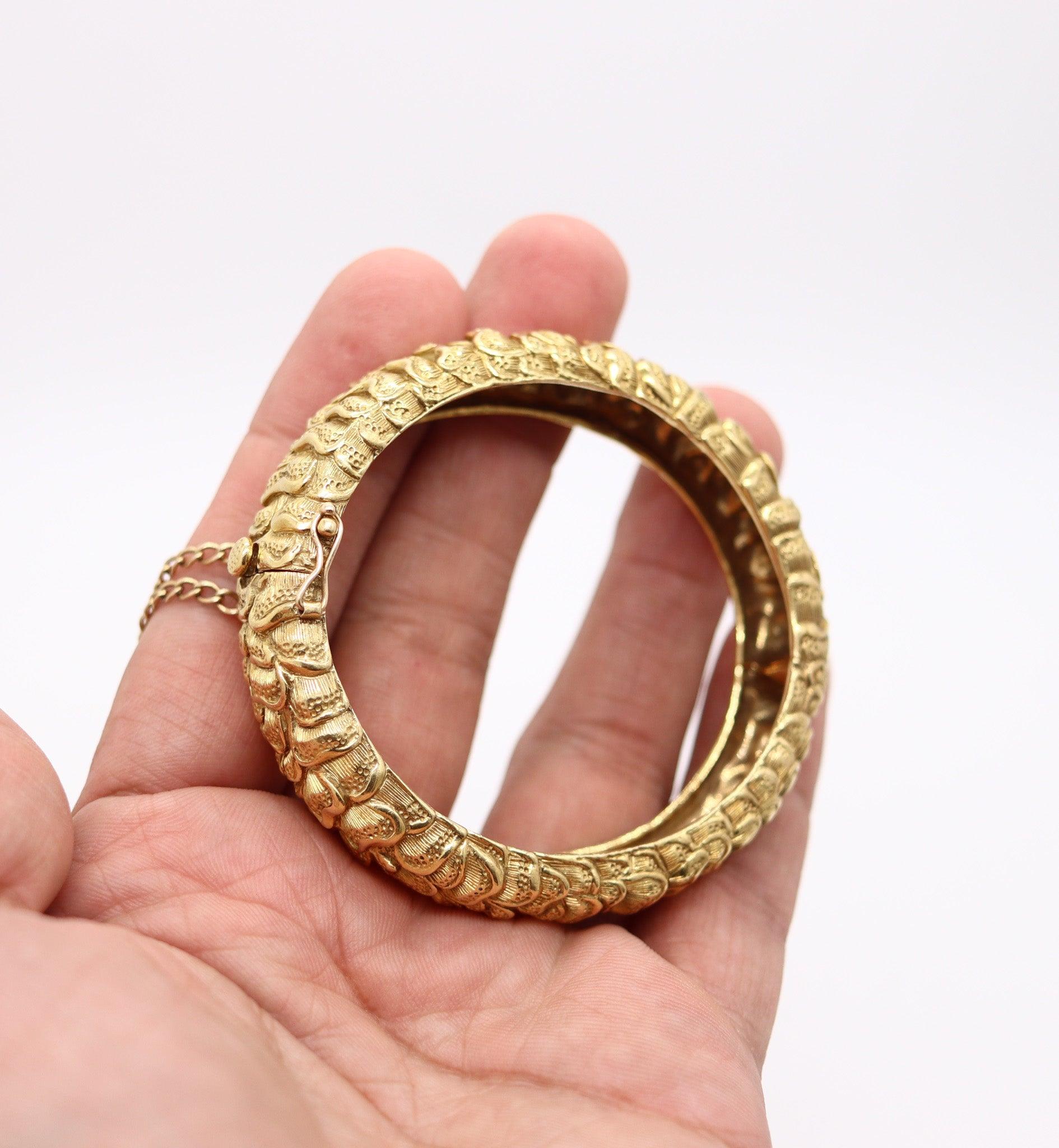 TIFFANY & CO. 1960 Sculpted Chinoiserie Bangle Bracelet Solid 18Kt Yellow Gold For Sale 3