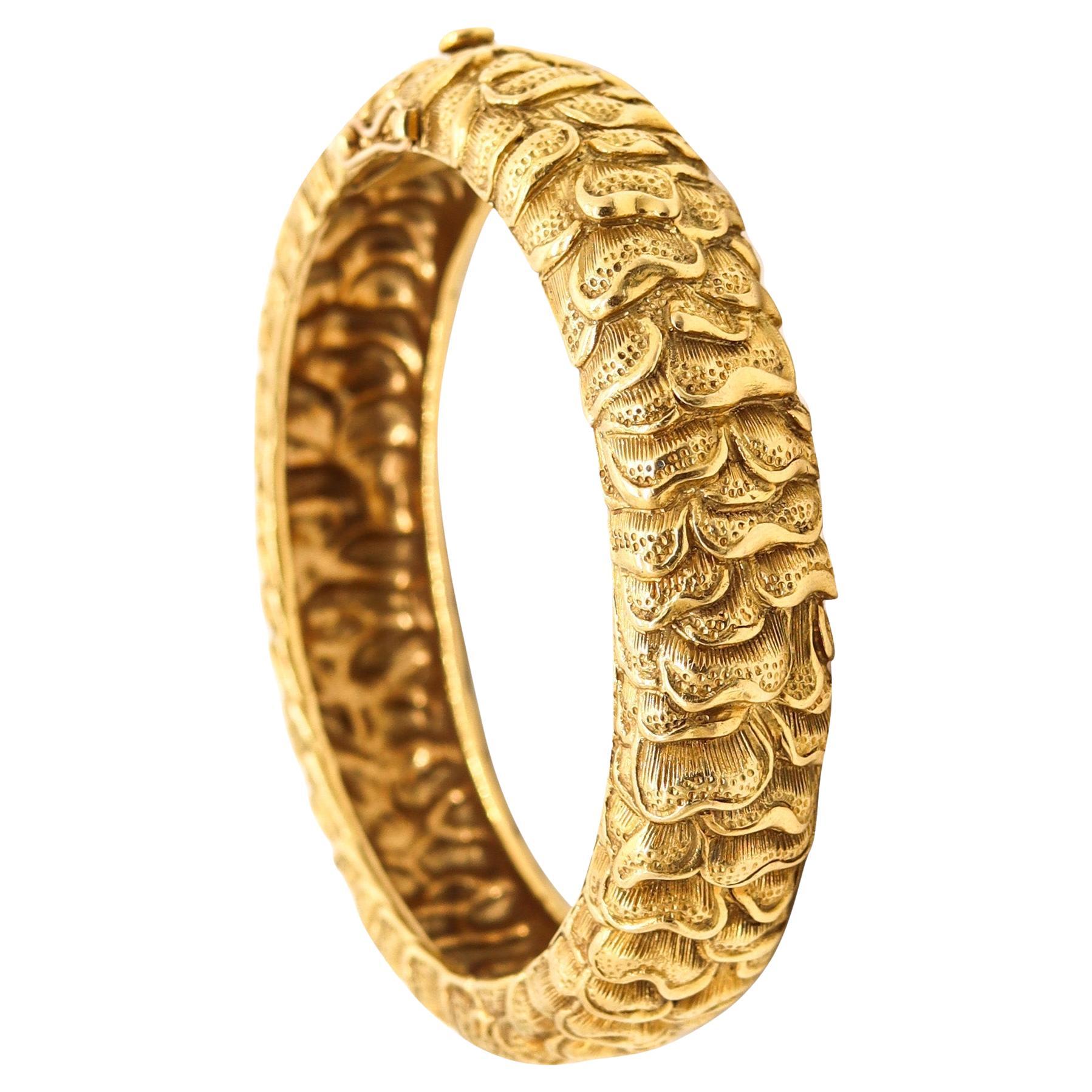 TIFFANY & CO. 1960 Sculpted Chinoiserie Bangle Bracelet Solid 18Kt Yellow Gold