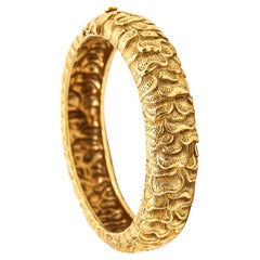 TIFFANY & CO. 1960 Geformter Chinoiserie-Armreif aus massivem 18 Karat Gelbgold