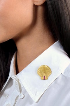 Tiffany & Co. 1960's 0.70 CTW Ruby 18 Karat Yellow Gold Vintage Seashell Brooch