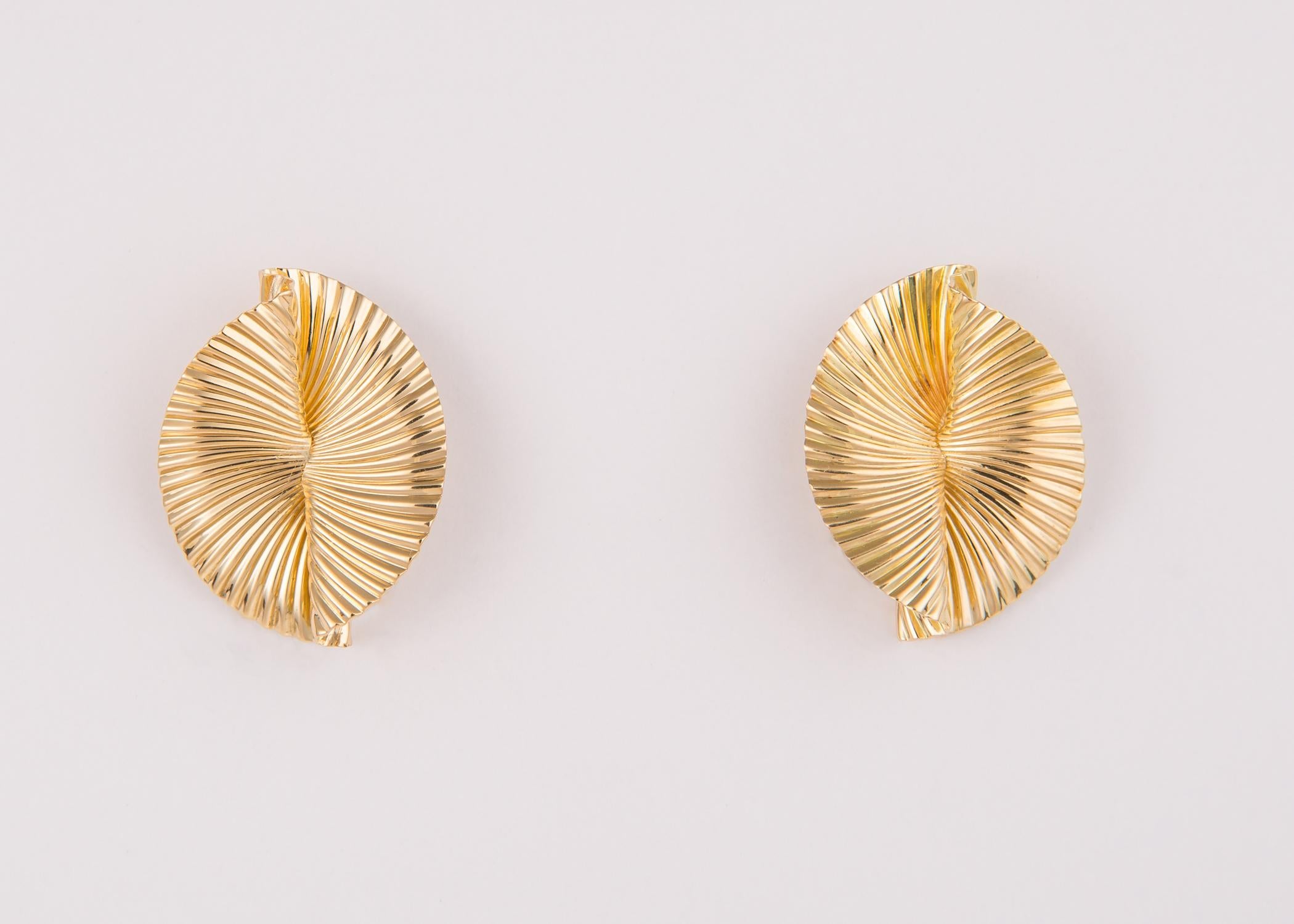 Modern Tiffany & Co. 1960s 18 Karat Fluted Fan Motif Earrings