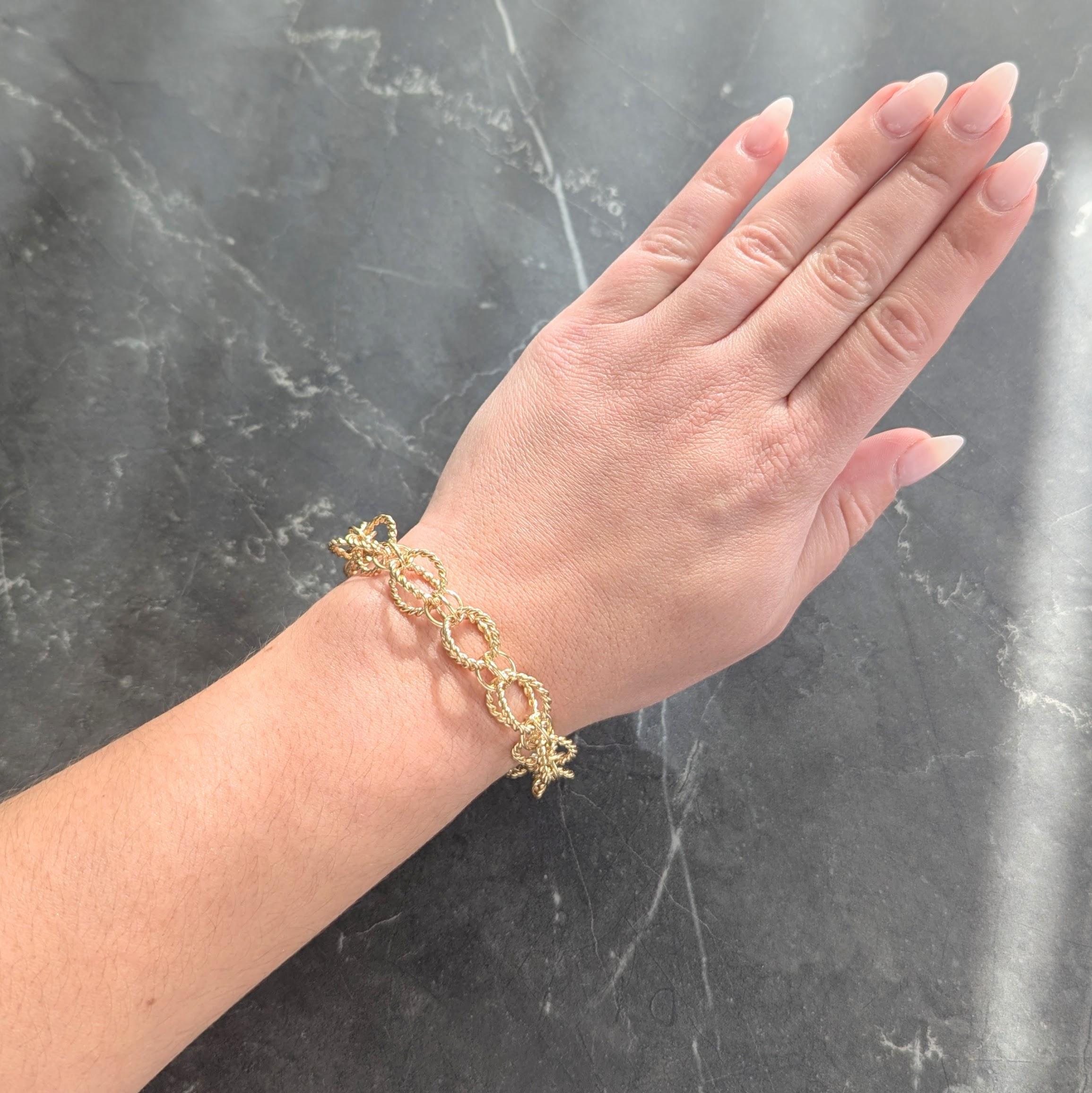 Composé de maillons ouverts et emboîtés en forme de sphère
Alternance de cordes torsadées et de bords lisses
Finition polie à l'extrême
Complété par un fermoir à charnière
Avec la sécurité en huit
Estampillé pour l'or 18 carats
Entièrement signé