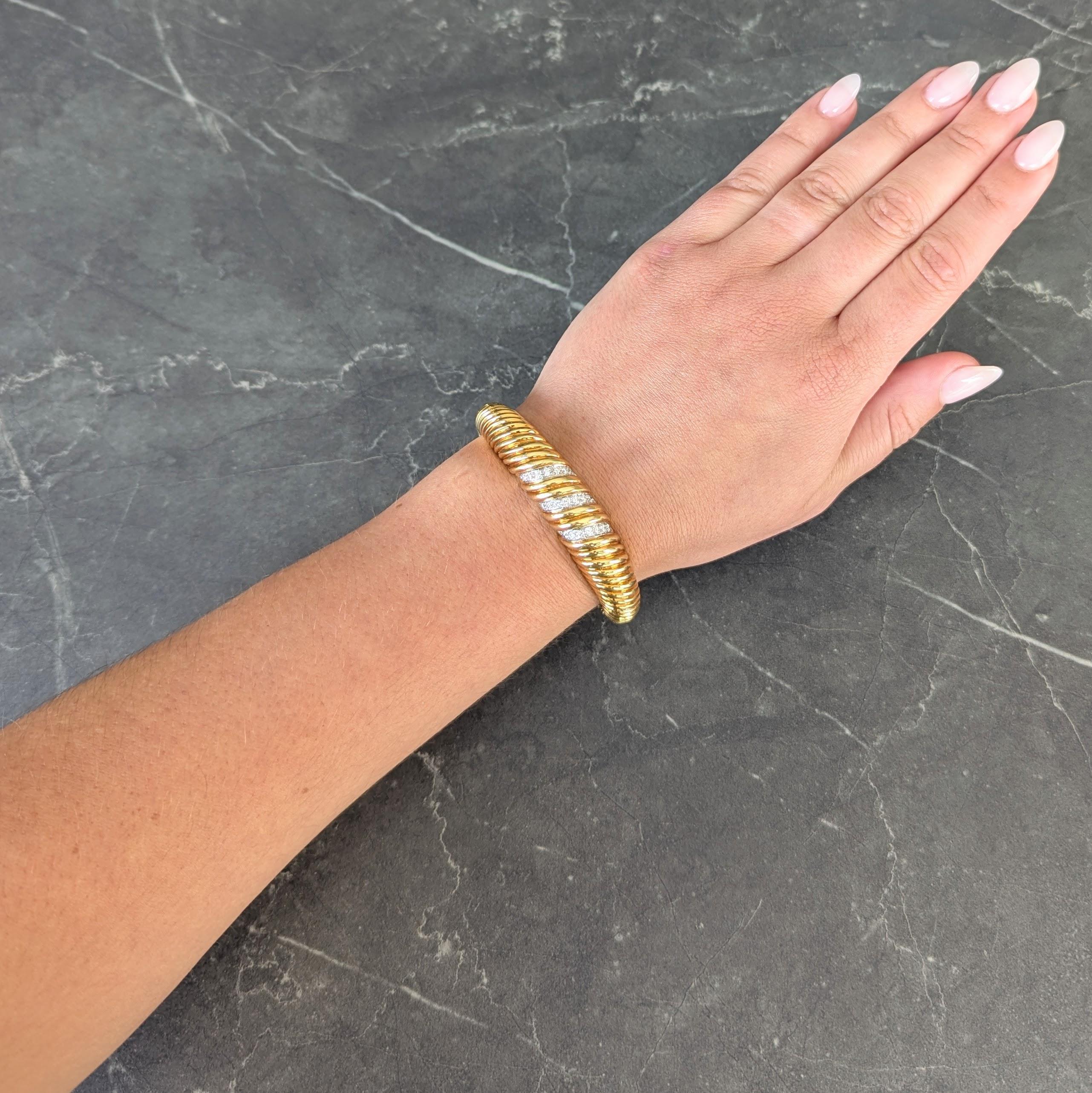 Diseñado como un brazalete de forma oval graduada con segmentos profundamente estriados
Con diamantes redondos talla brillante engastados en platino
Con un peso total aproximado de 1.26 quilates
Color G con claridad VS2
Un terminal está articulado