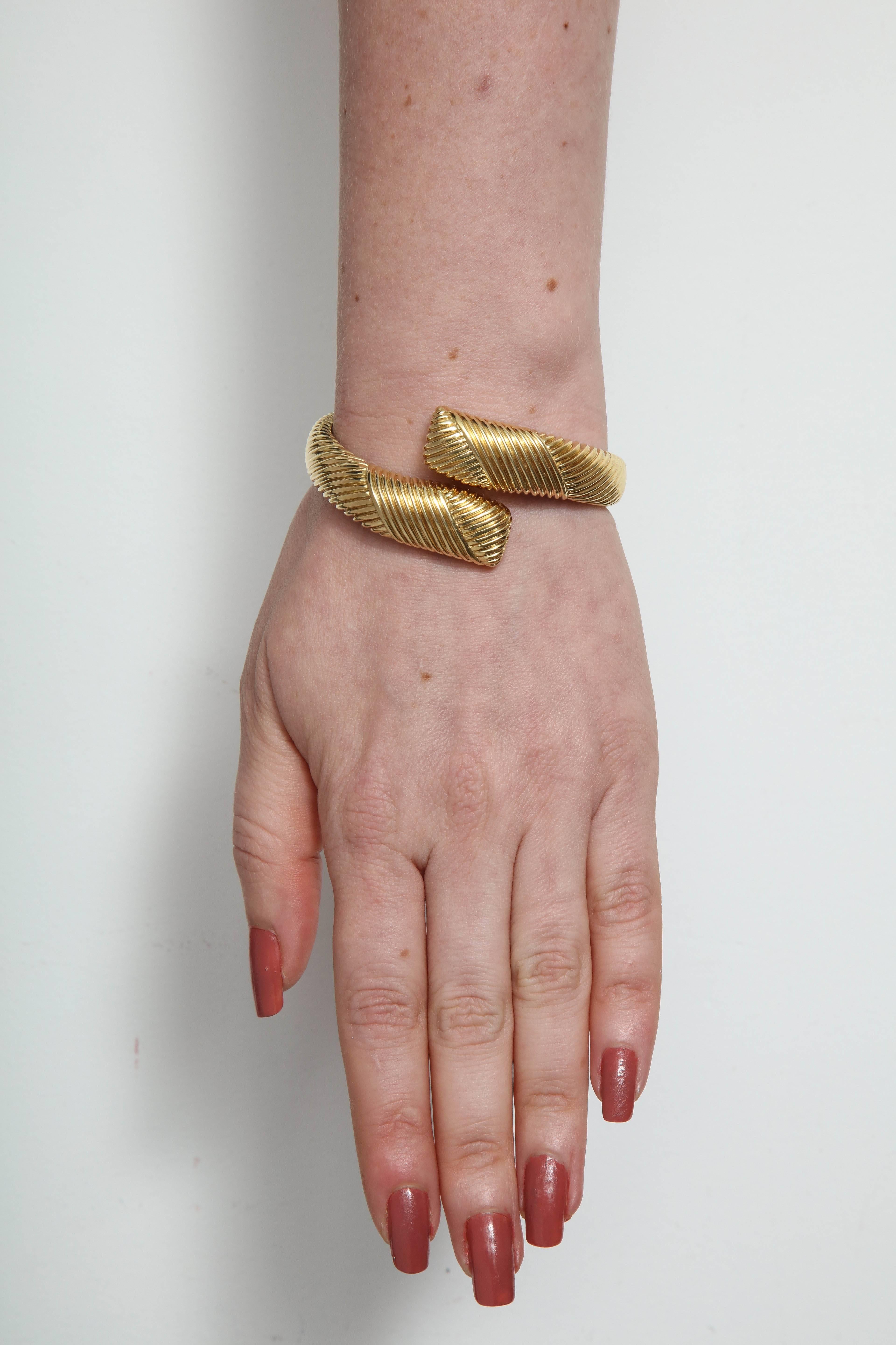 Tiffany & Co. 1960s Stylish Ridge Textured Gold Crossover Hinged Bangle Bracelet 6