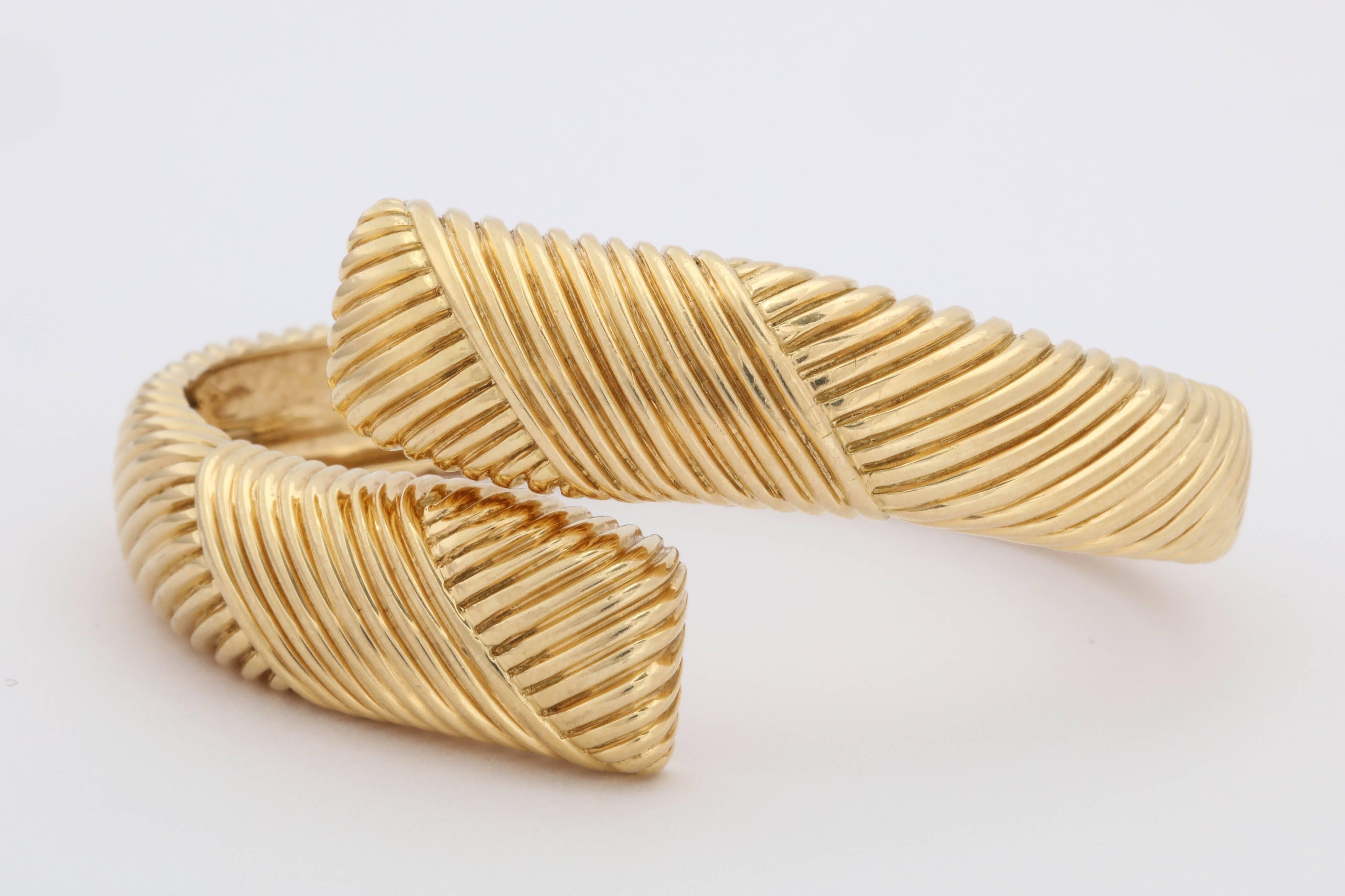 Tiffany & Co. 1960s Stylish Ridge Textured Gold Crossover Hinged Bangle Bracelet In Good Condition In New York, NY