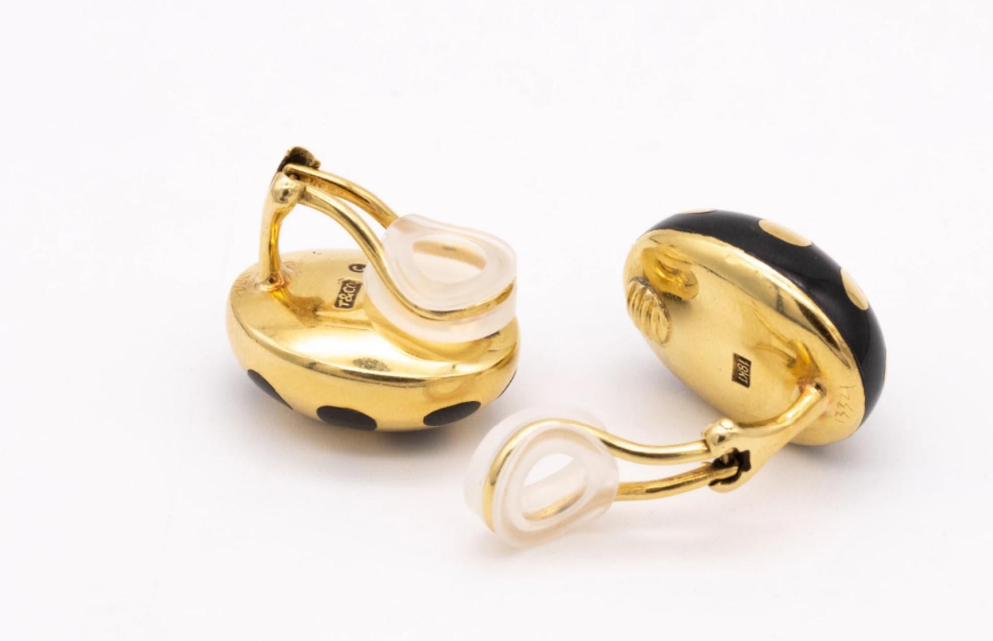 Tiffany Co. 1970 Angela Cummings Positive Negative Earrings 18kt Gold Black Jade In Excellent Condition For Sale In Miami, FL
