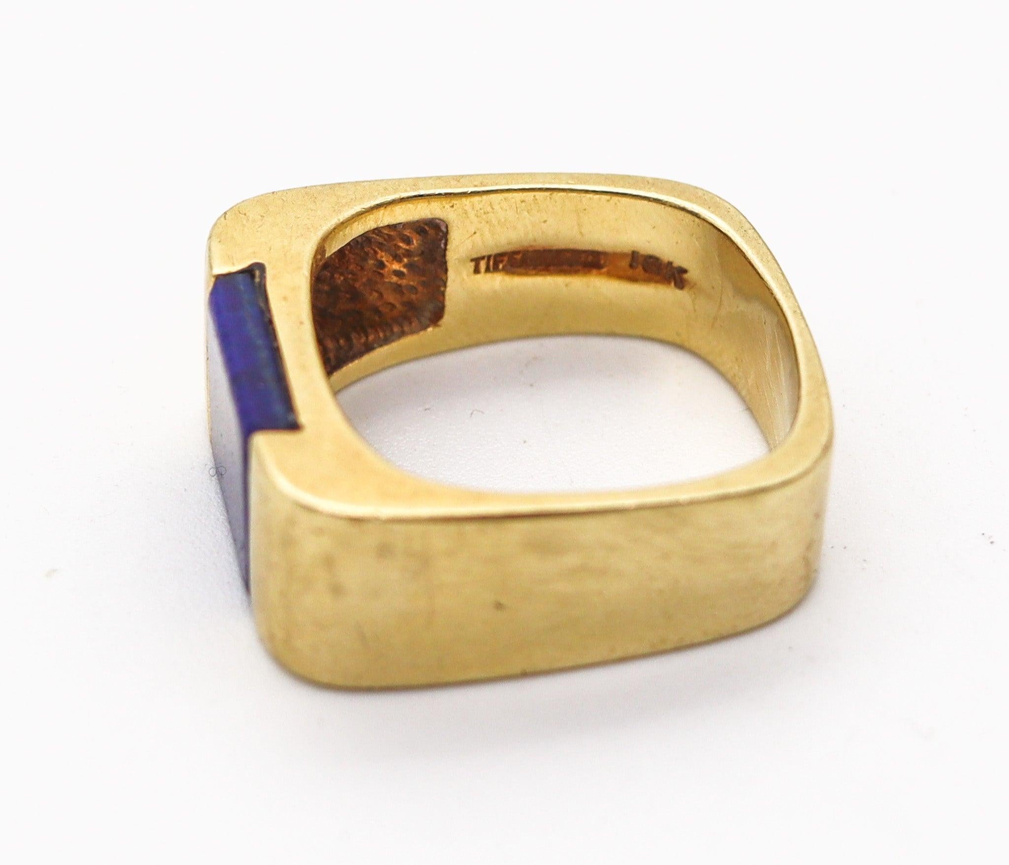 TIFFANY & CO. 1970 By Donald Claflin Geometric Ring In 18Kt Yellow Gold & Lapis In Excellent Condition For Sale In Miami, FL