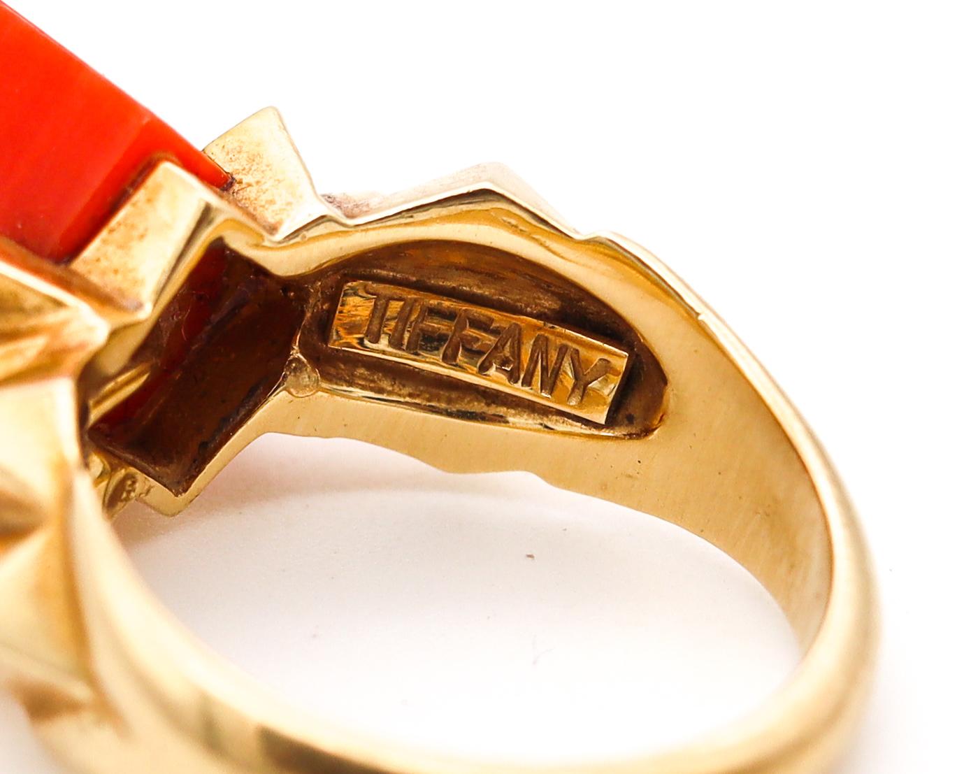 Tiffany & Co. 1970 by Donald Claflin Sculptural Ring 18Kt Yellow Gold with Coral In Excellent Condition For Sale In Miami, FL