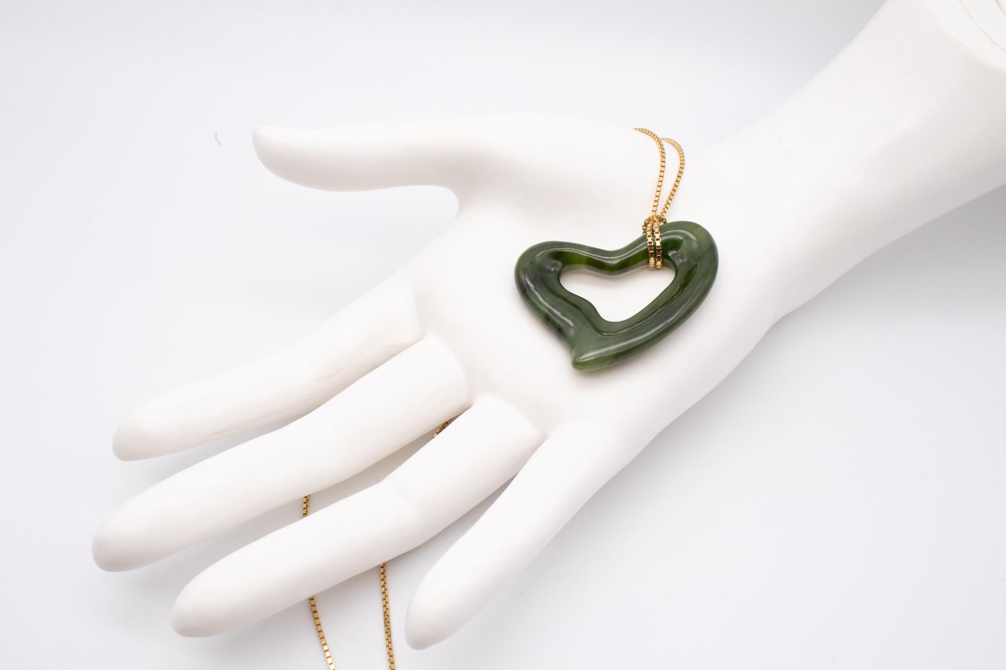Rare collier à cœur en néphrite par Elsa Peretti (1940-2021) pour Tiffany & Co. 

Une pièce vintage inhabituelle conçue par Elsa Peretti, dans les années 1970. Il a été créé aux Tiffany Studios de New York et conçu comme un collier pendentif en