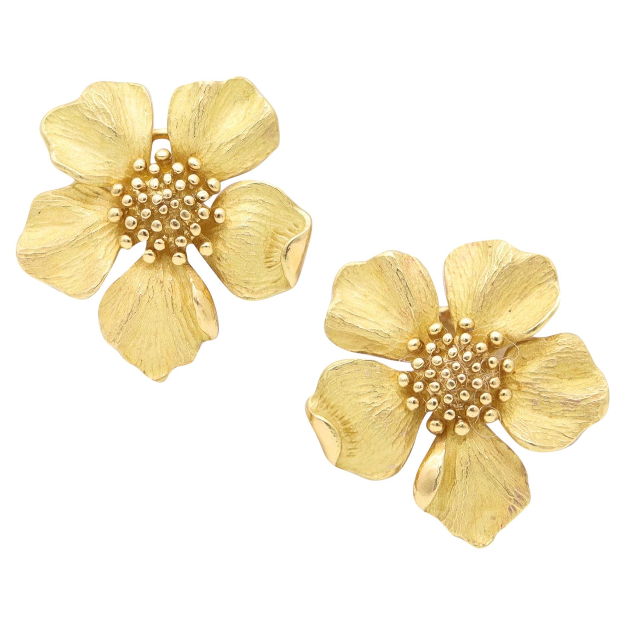 TIFFANY & CO. Pendientes de oro amarillo de 18 quilates con pinza Flores de cornejo de 1970