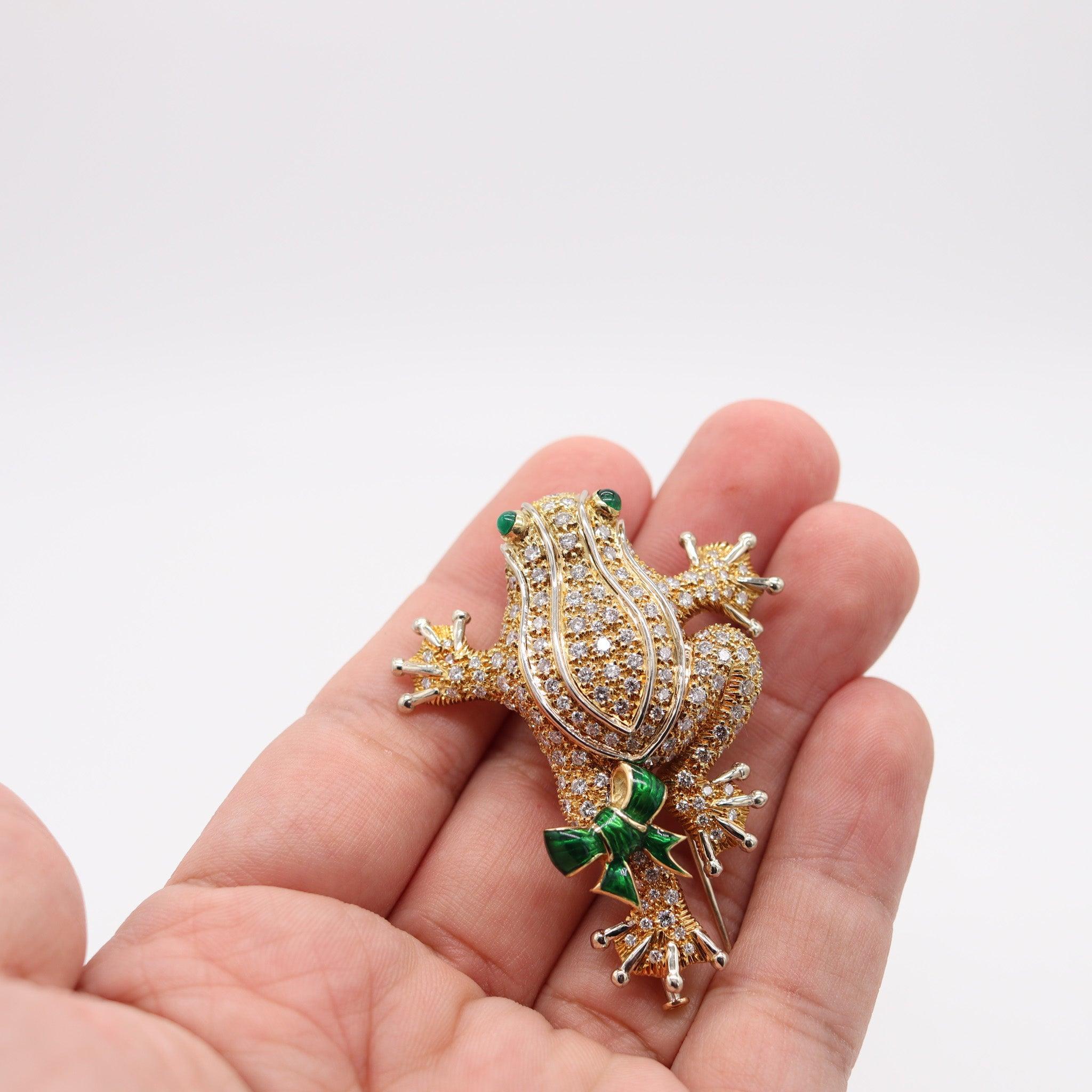 Un raro broche de rana diseñado por Tiffany & Co.

Se trata de un bonito broche vintage creado por Tiffany & Co. en 1970. El broche se diseñó con la forma de una hermosa rana, magistralmente elaborada en oro amarillo macizo de 18 quilates con