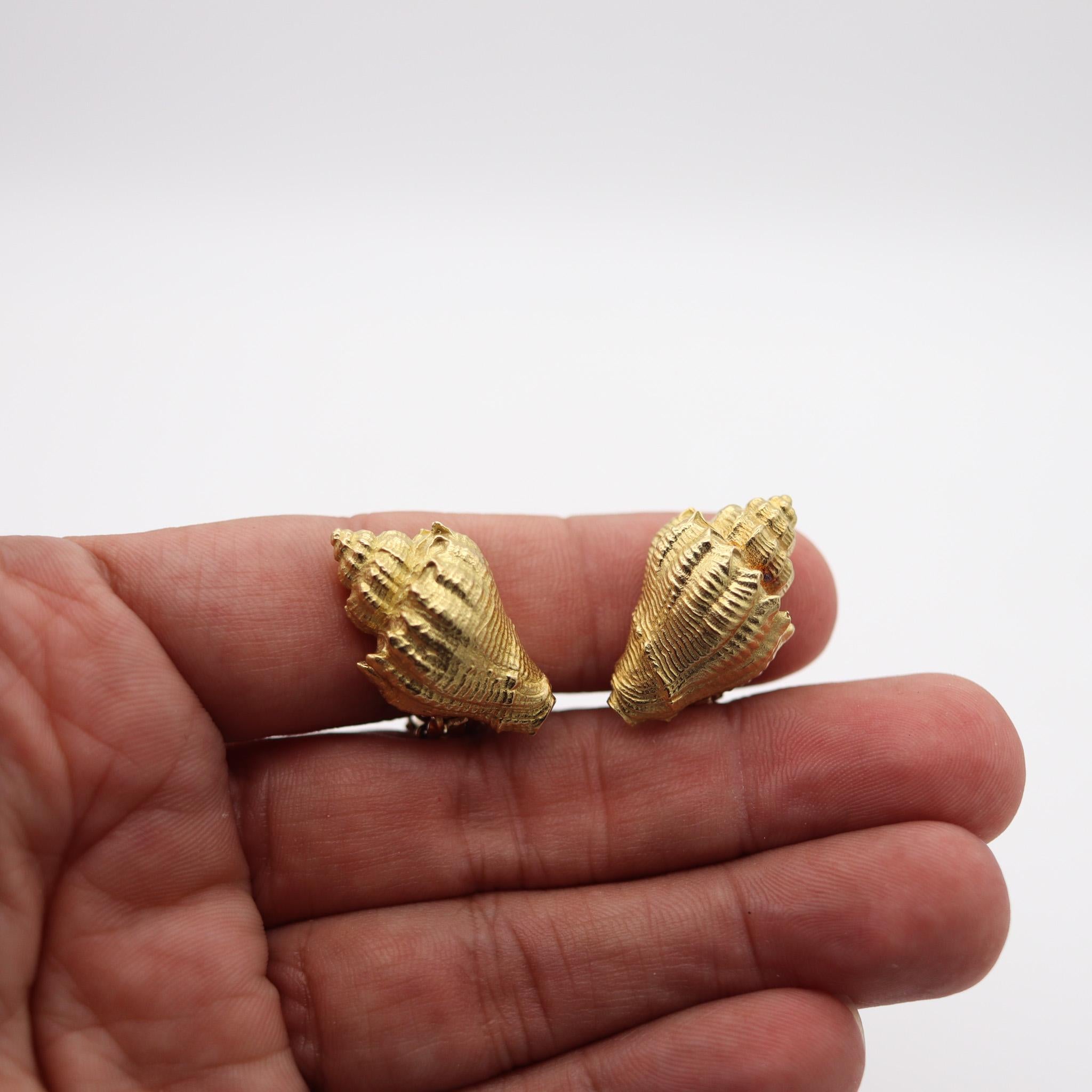 Tiffany & Co. 1970 George Schuler Seashells Clips Earrings In 18Kt Yellow Gold In Excellent Condition For Sale In Miami, FL