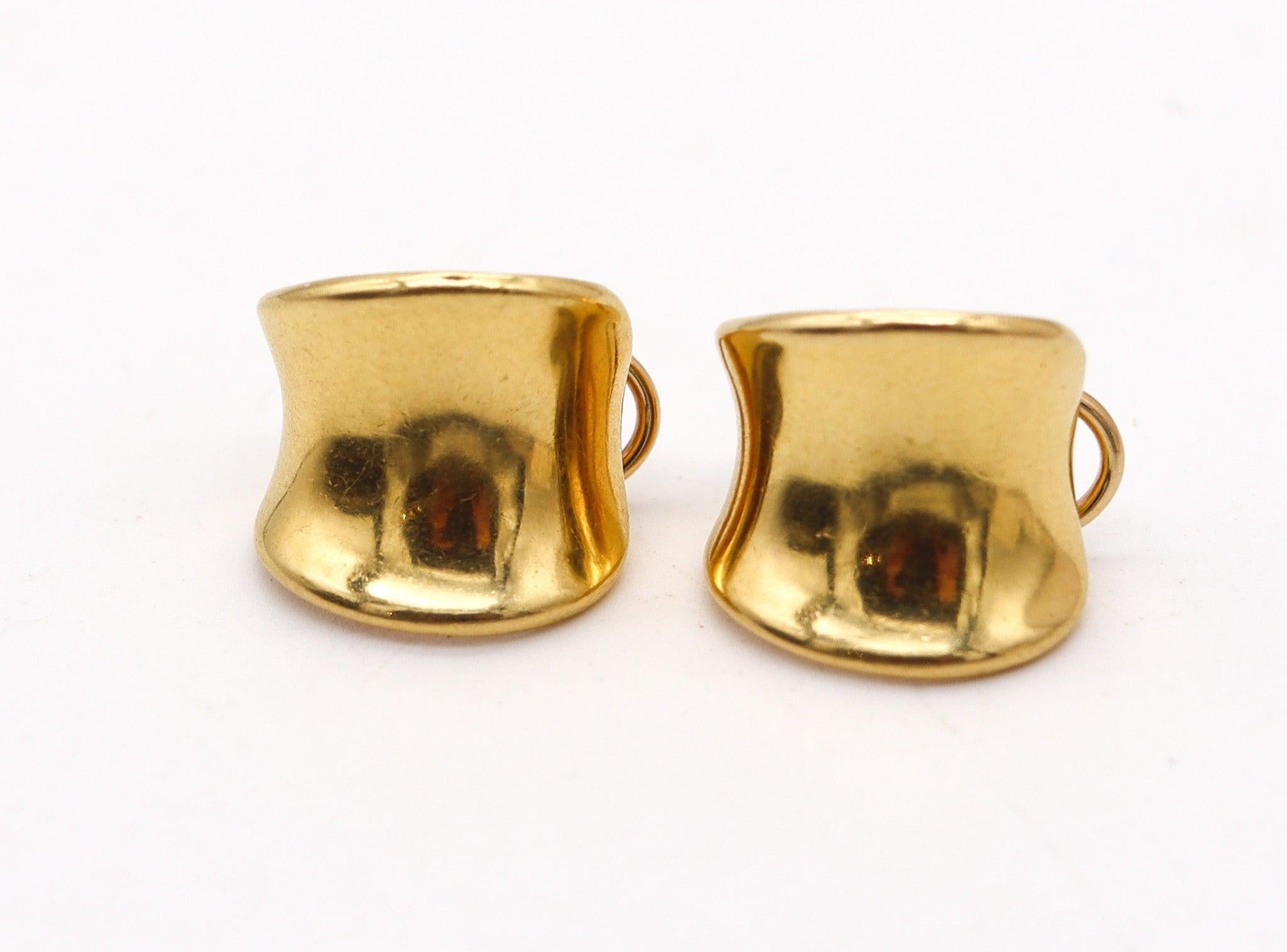 TIFFANY & CO. 1970 Modernist Curved Hoops Earrings In Solid 18Kt Yellow Gold In Excellent Condition For Sale In Miami, FL