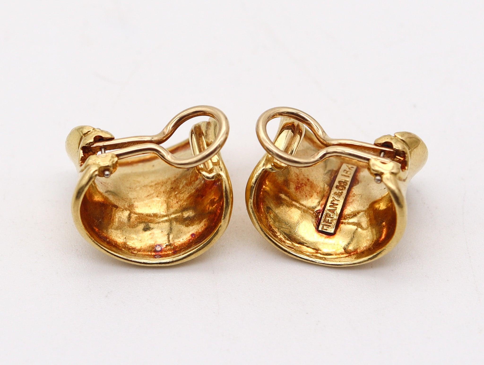 TIFFANY & CO. 1970 Modernist Curved Hoops Earrings In Solid 18Kt Yellow Gold For Sale 1