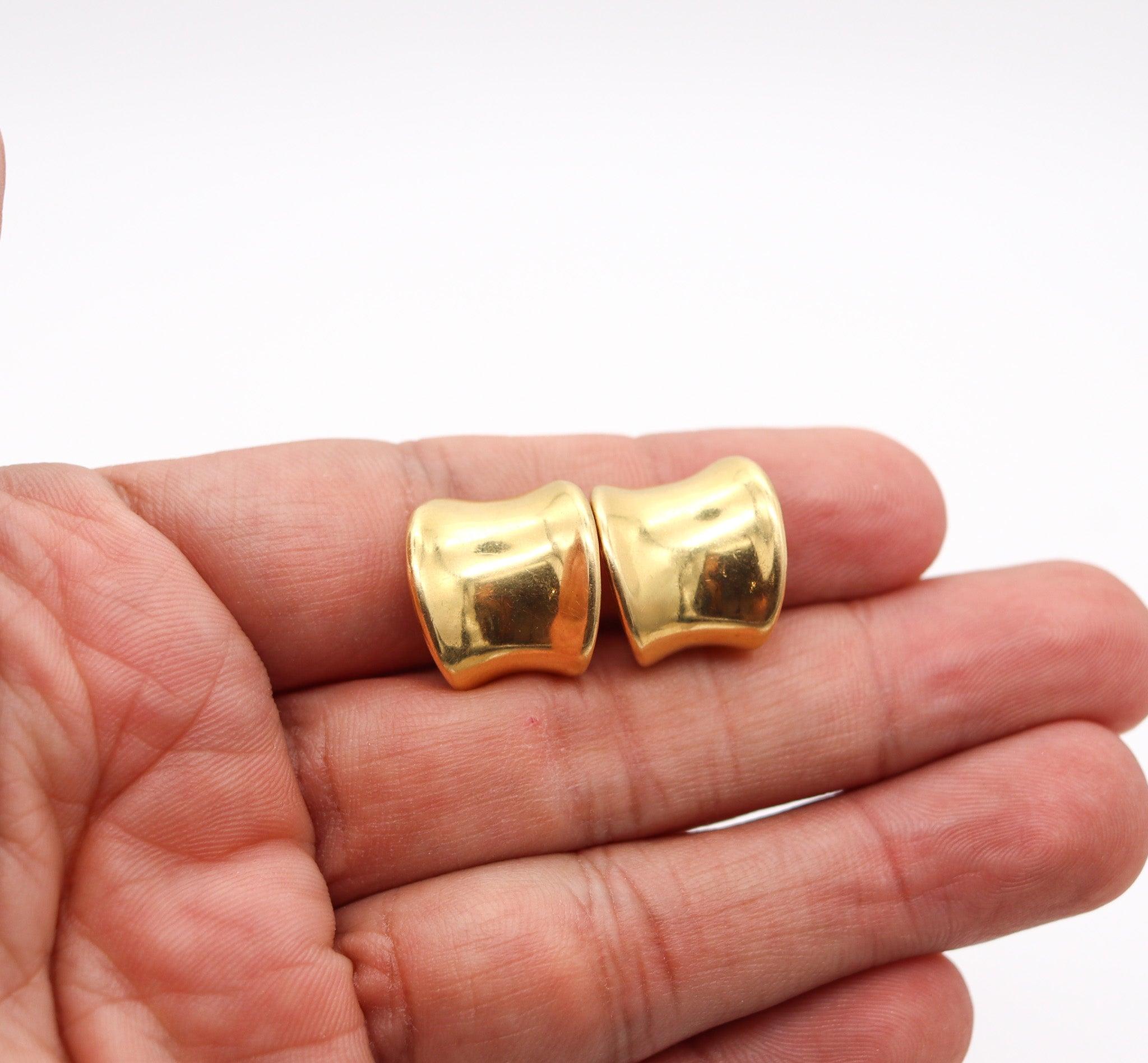 TIFFANY & CO. 1970 Modernist Curved Hoops Earrings In Solid 18Kt Yellow Gold For Sale 2