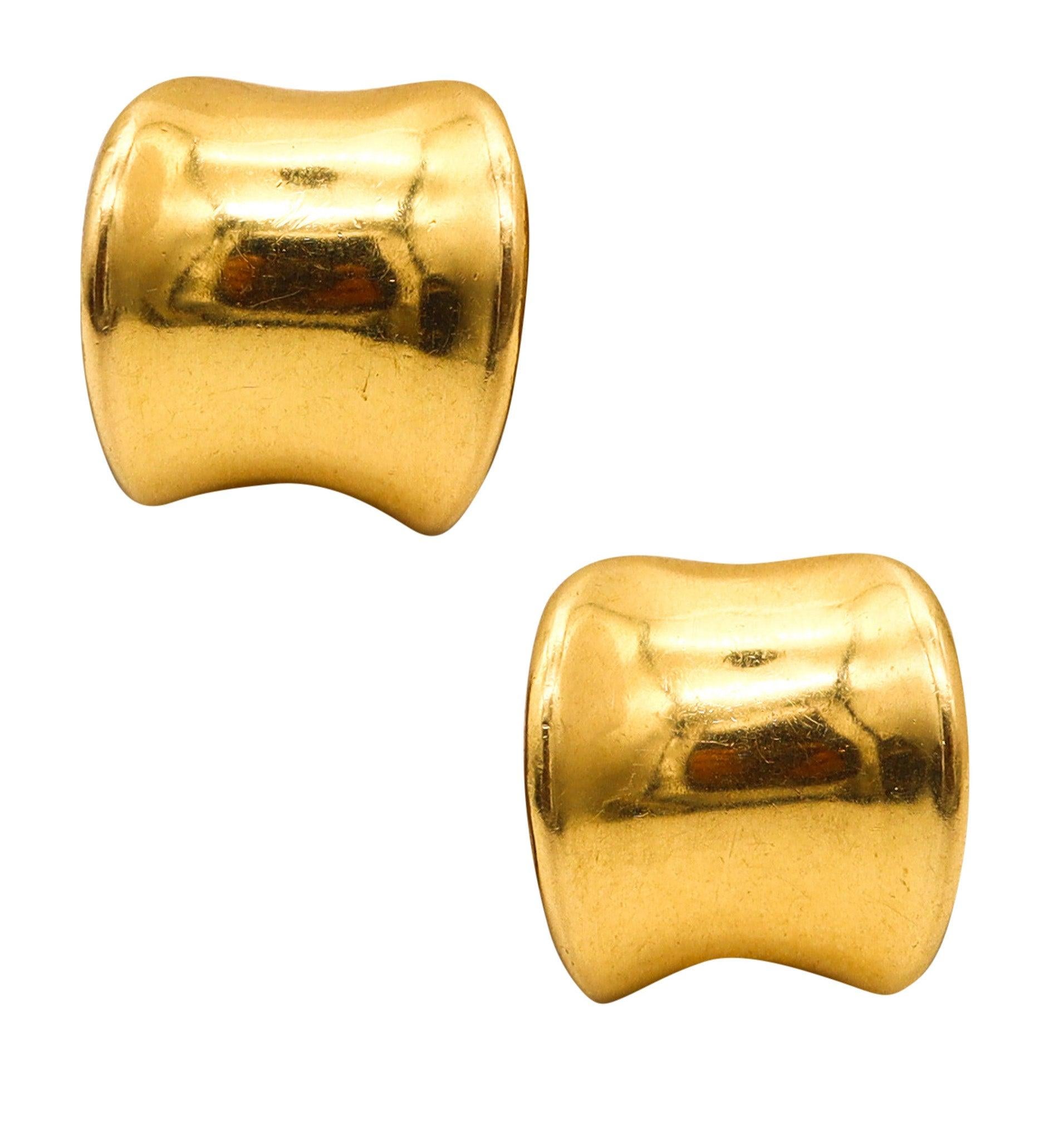 TIFFANY & CO. 1970 Modernist Curved Hoops Earrings In Solid 18Kt Yellow Gold For Sale