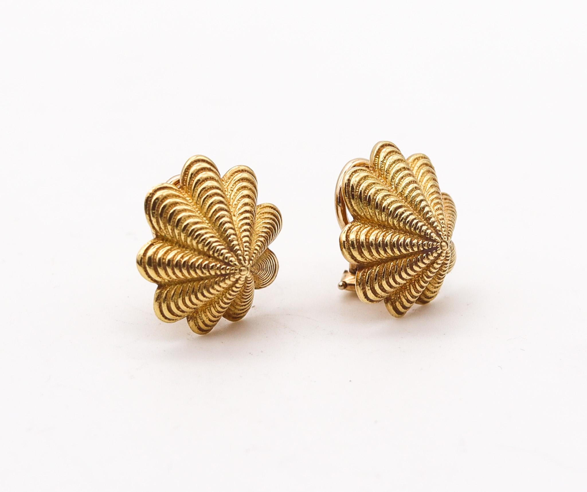 Ohrringe zum Anstecken, entworfen von Jean Schlumberger für Tiffany & Co.

Ein ikonisches Paar Ohrclips mit Wellenschliff, das in den 1970er Jahren von Jean Schlumberger in den Tiffany Studios in New York entworfen wurde. Diese wurden in massivem