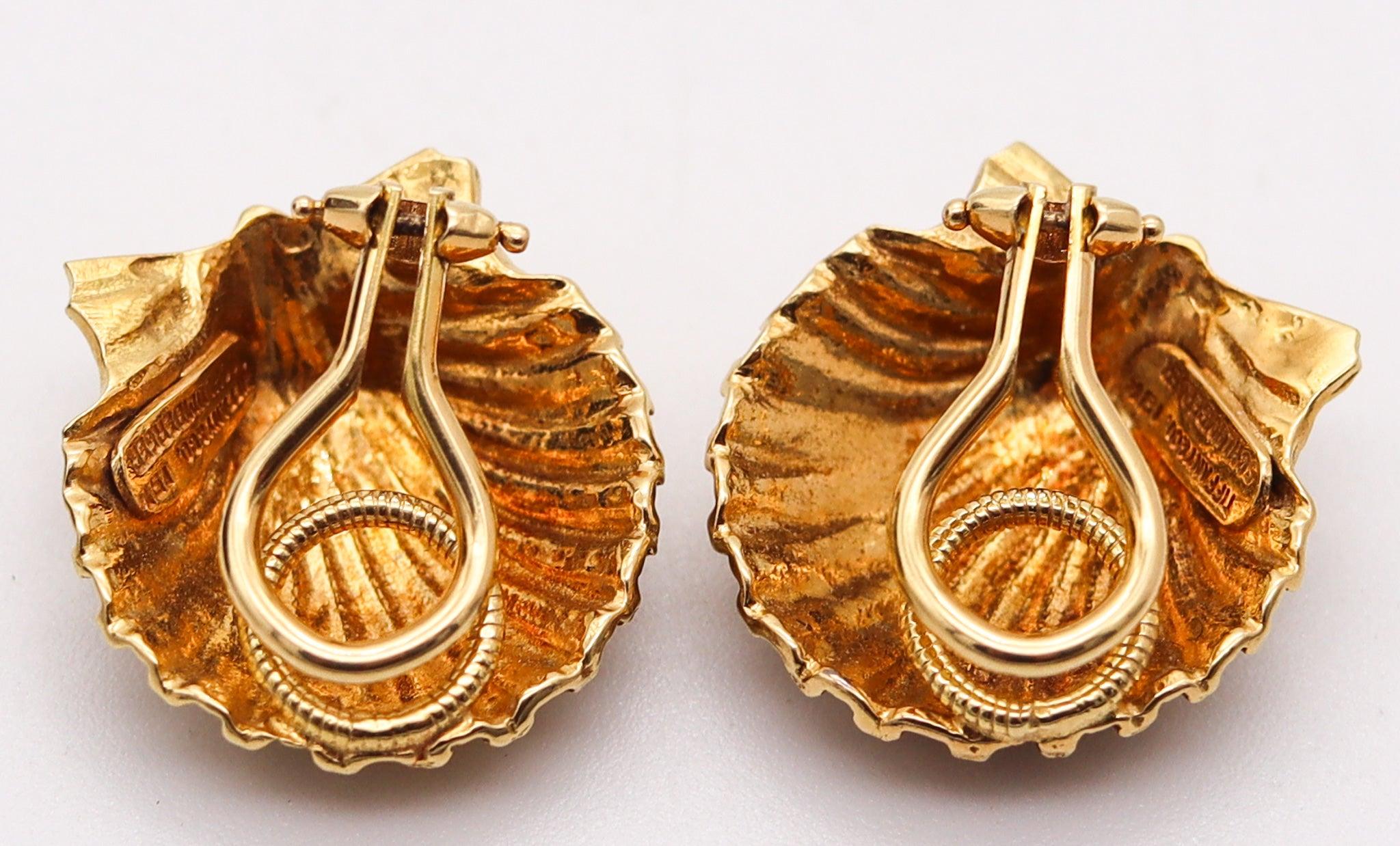 TIFFANY & CO. 1970 Schlumberger Sea Shells Clips-On Earrings In 18Kt Yellow Gold In Excellent Condition For Sale In Miami, FL