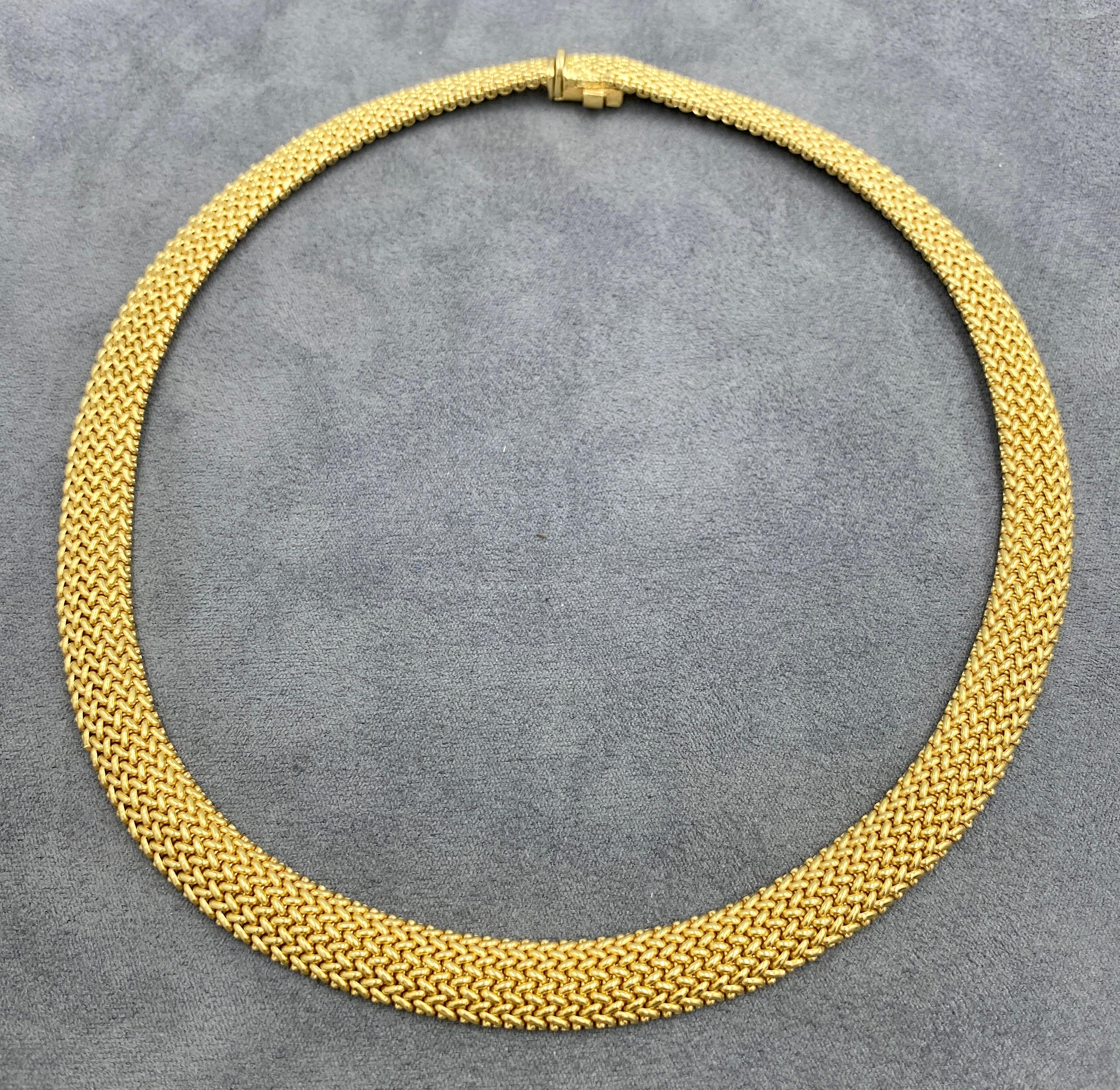 Questo pesante girocollo in oro 18k di Tiffany & Co. degli anni '70 sta comodamente sulla clavicola. È un pezzo bellissimo che può essere indossato sia di giorno che di sera.