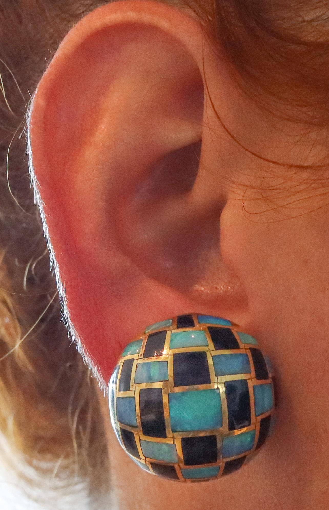 Geometrische Bomben-Ohrringe, entworfen von Angela Cummings für Tiffany & Co.

Wunderschönes geometrisches Bombenpaar von Angela Cummings aus New York, Ende der 1970er Jahre. Dieses Paar gewölbter Ohrringe wurde sorgfältig aus massivem 18-karätigem