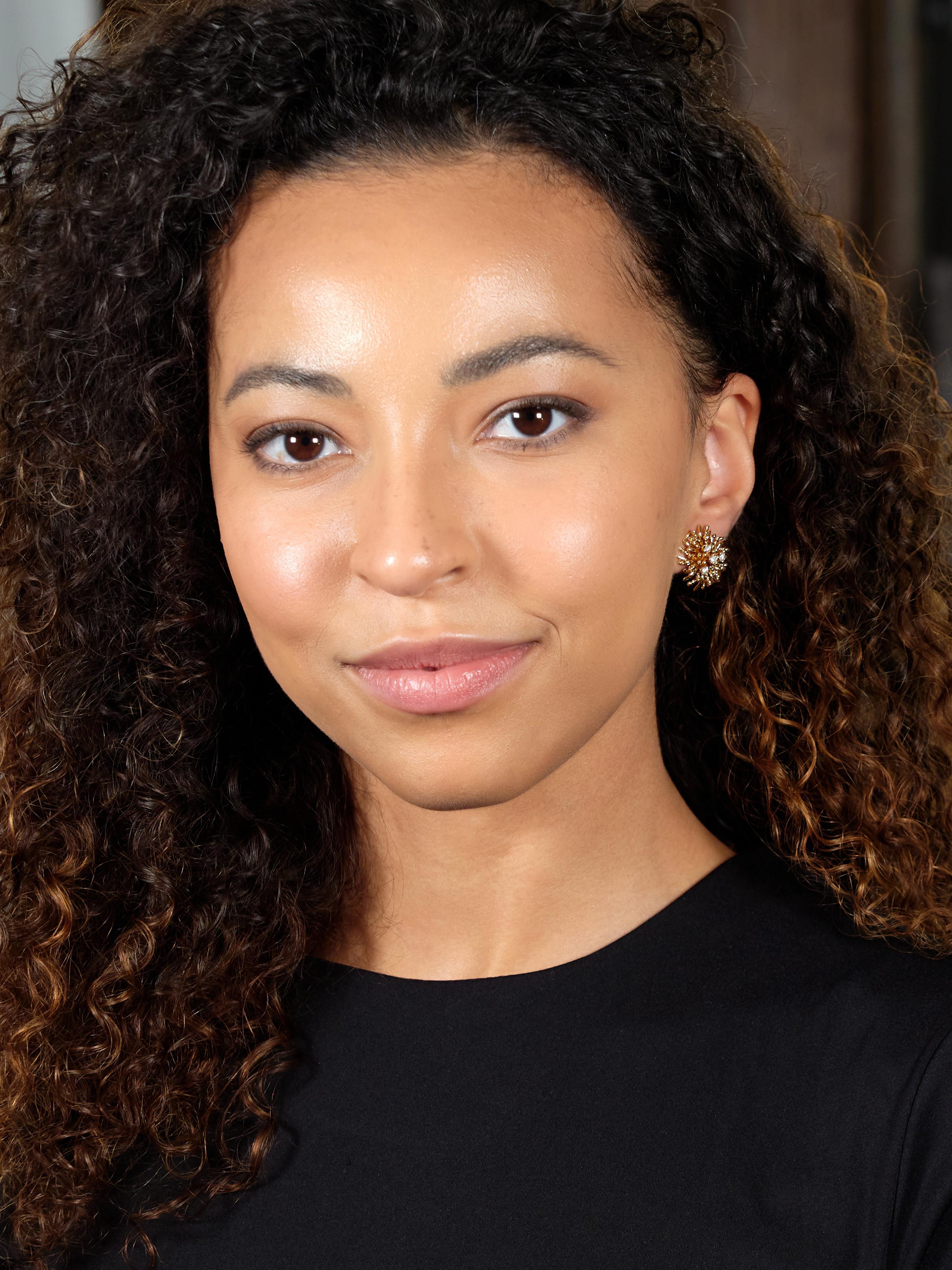 Entworfen als dimensionales Anemonen-Burst-Motiv mit gedrehten Seilfedern
Zackenbesetzt mit runden Diamanten im Brillantschliff
Die Diamanten wiegen insgesamt etwa 0,40 Karat
Farbe G/H mit Klarheit VS2
Ergänzt durch aufklappbare