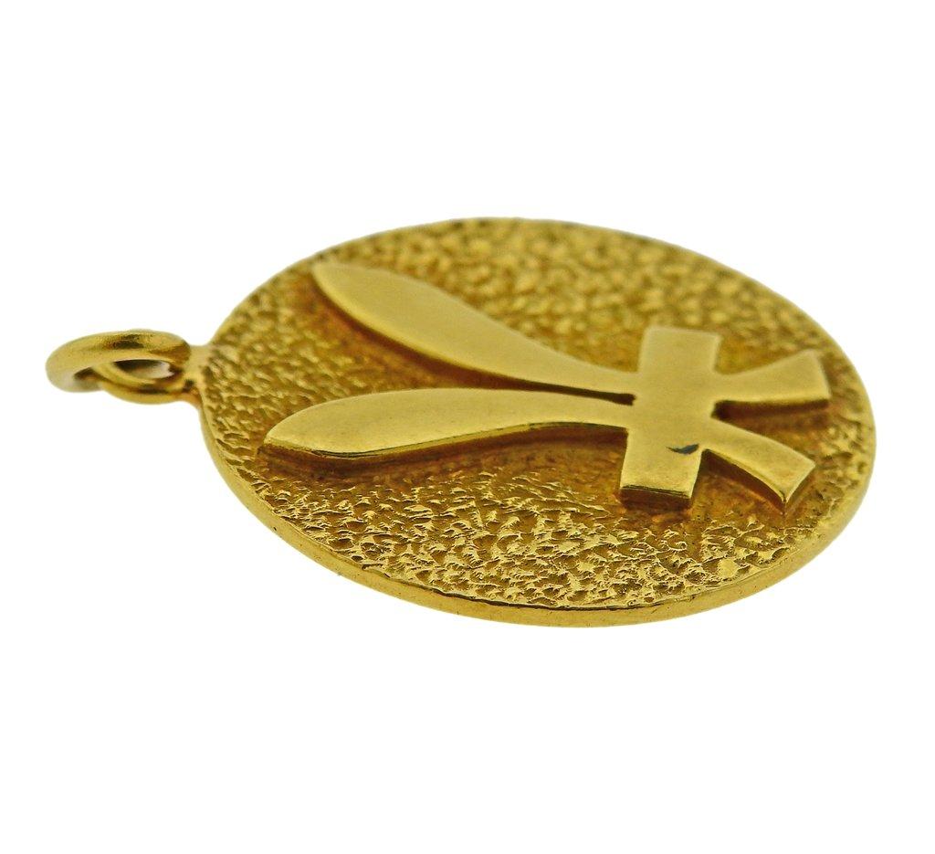 Vintage 1970s 18k gold zodiac Pisces medallion pendant by Tiffany & Co. Pendant is 28mm in diameter. Weight is 12.2 grams. Marked Tiffany , k18 Italy. 