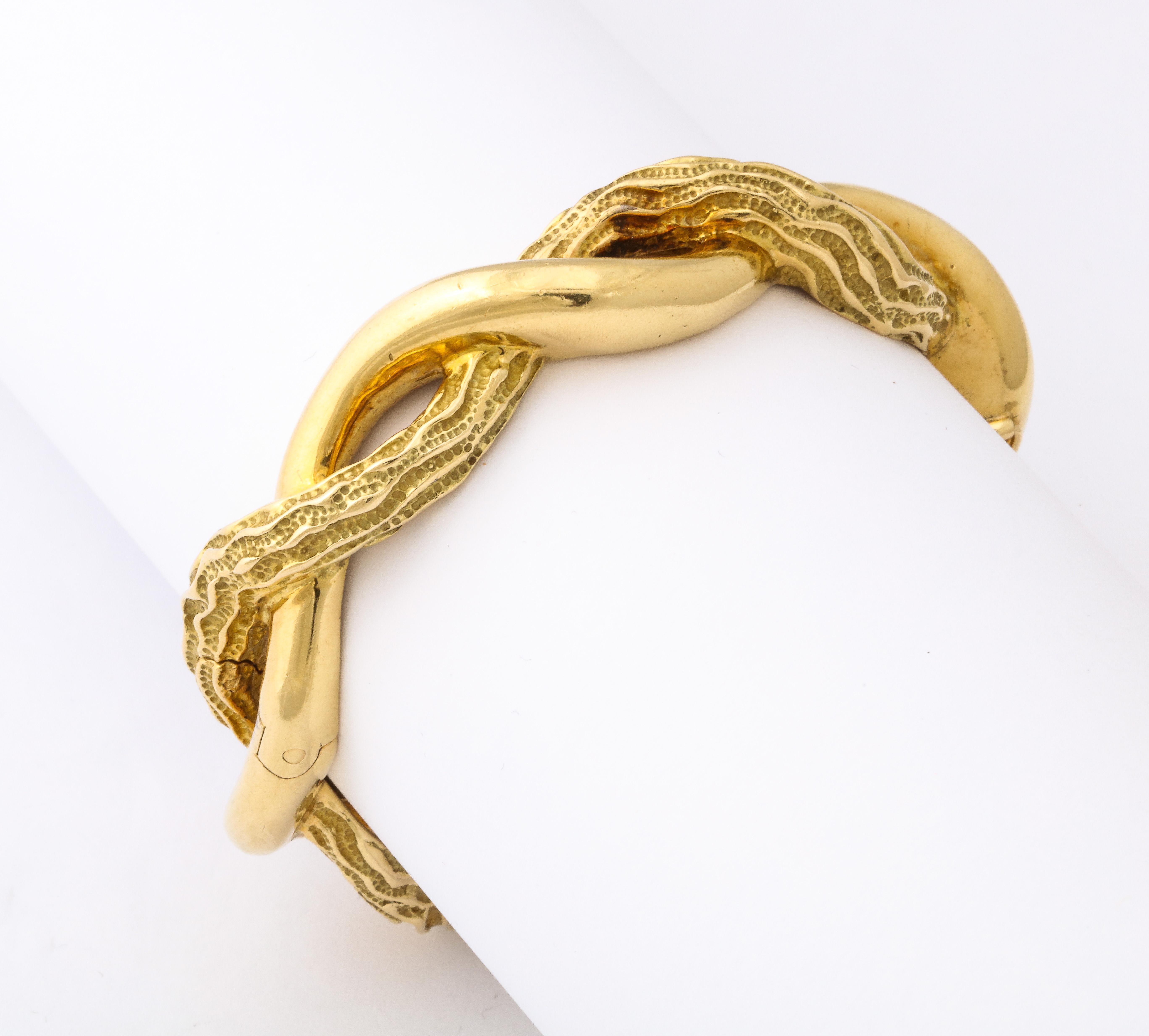 Pulsera Tiffany 1970s Oro 18K Texturado en venta 2