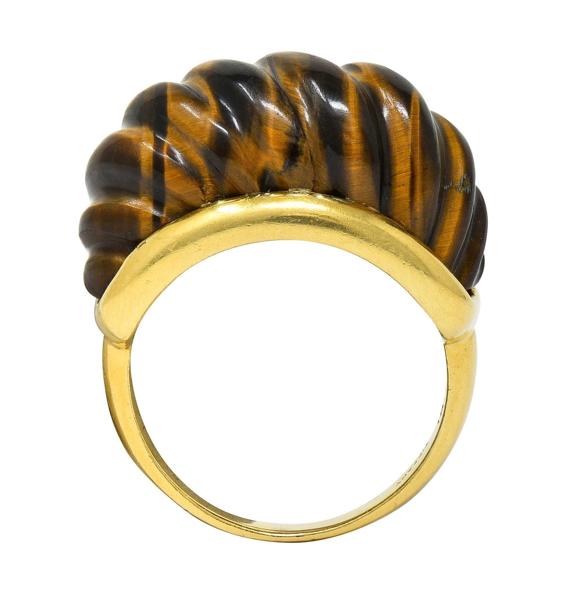 Taille mixte Tiffany & Co., bague fantaisie cannelée vintage en or 18 carats avec quartz œil de tigre, années 1970 en vente