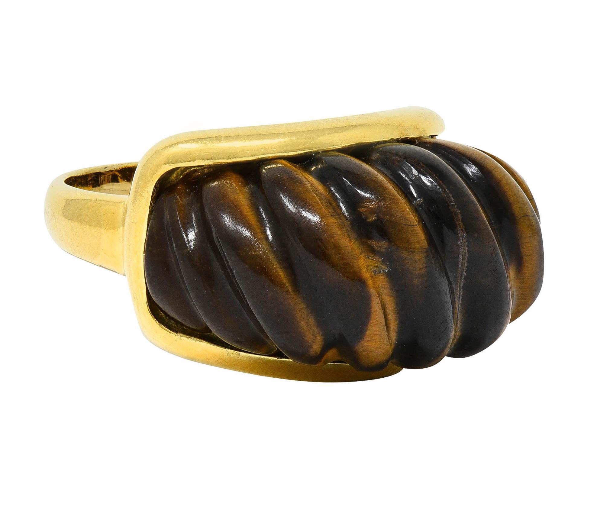 Tiffany & Co., bague fantaisie cannelée vintage en or 18 carats avec quartz œil de tigre, années 1970 Excellent état - En vente à Philadelphia, PA