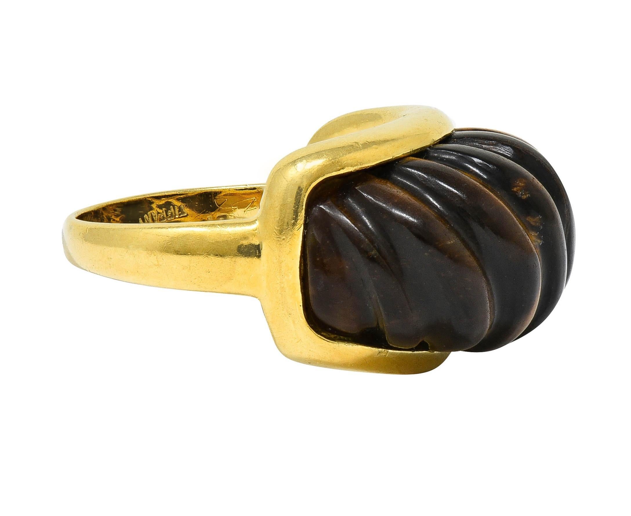 Tiffany & Co., bague fantaisie cannelée vintage en or 18 carats avec quartz œil de tigre, années 1970 Unisexe en vente