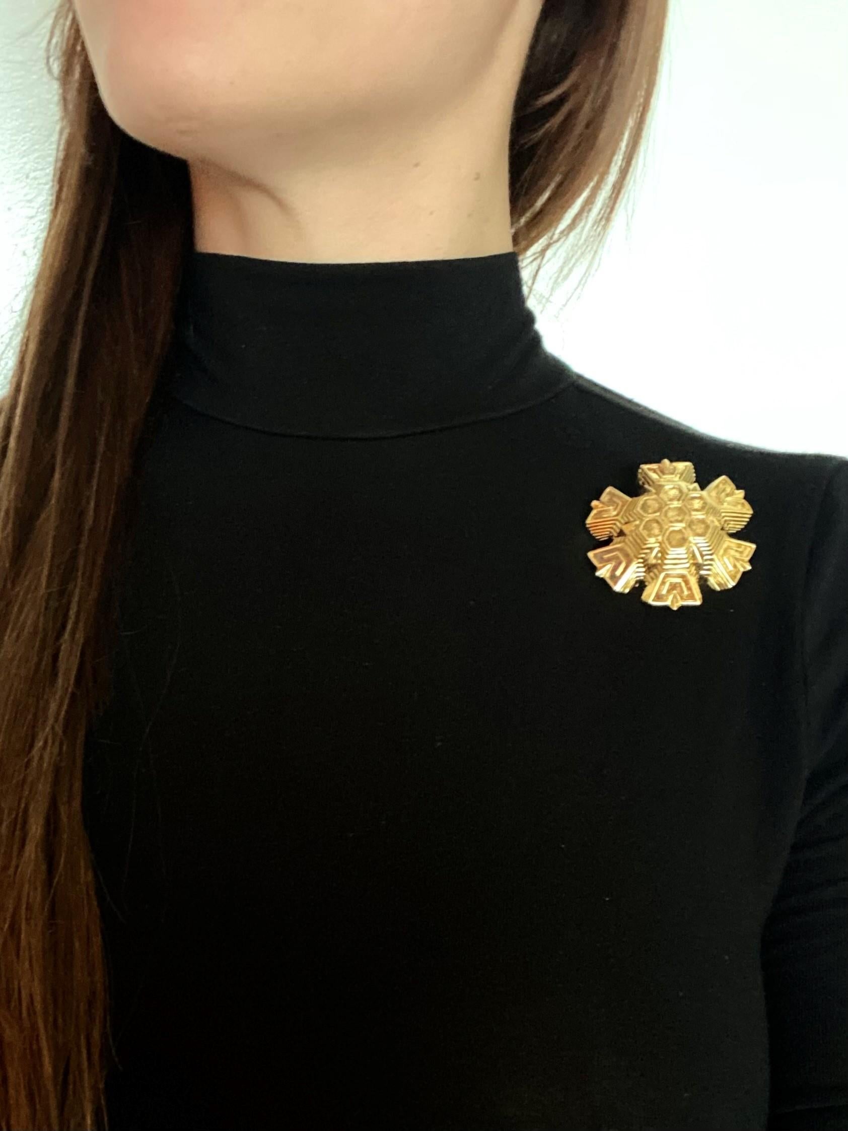 Modernist Tiffany & Co 1971 by Sonia Younis Rare Pendant Brooch in Solid 18Kt Yellow Gold For Sale