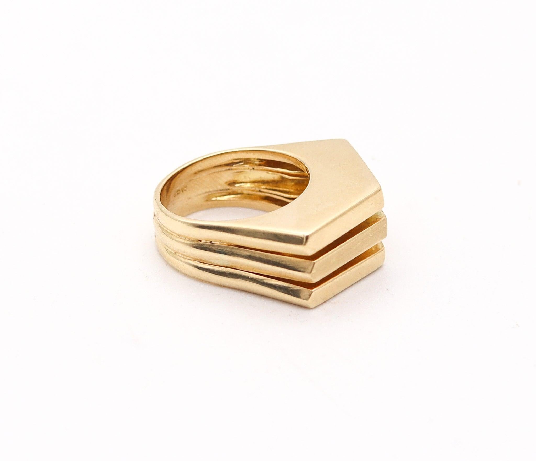 TIFFANY & CO. 1973 By Don Berg Geometric Sculptural Ring In 18Kt Yellow Gold In Excellent Condition For Sale In Miami, FL