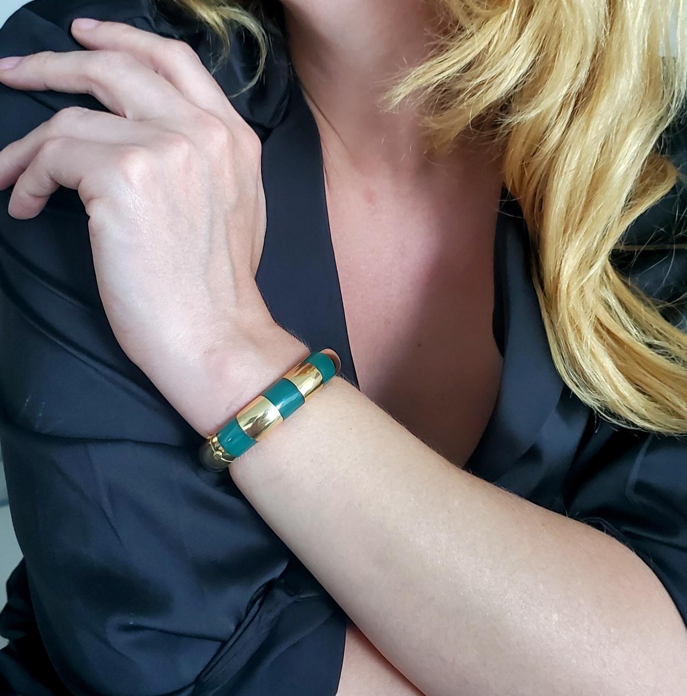 Cuff bracelet designed by Sonia Younis for Tiffany & Co.

Very rare modernist piece, created by Sonia Younis for The Tiffany Studios, back in the 1973. This beautiful piece has been crafted with geometric patterns in solid yellow gold of 18 karats,