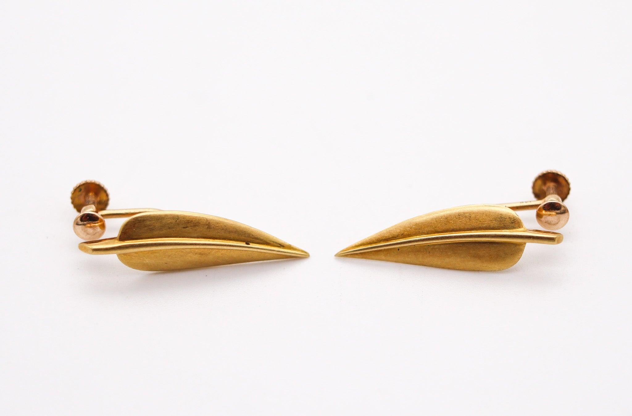 TIFFANY & CO. 1975 Angela Cummings Piume Leaves Earrings In 18Kt Yellow Gold In Excellent Condition For Sale In Miami, FL