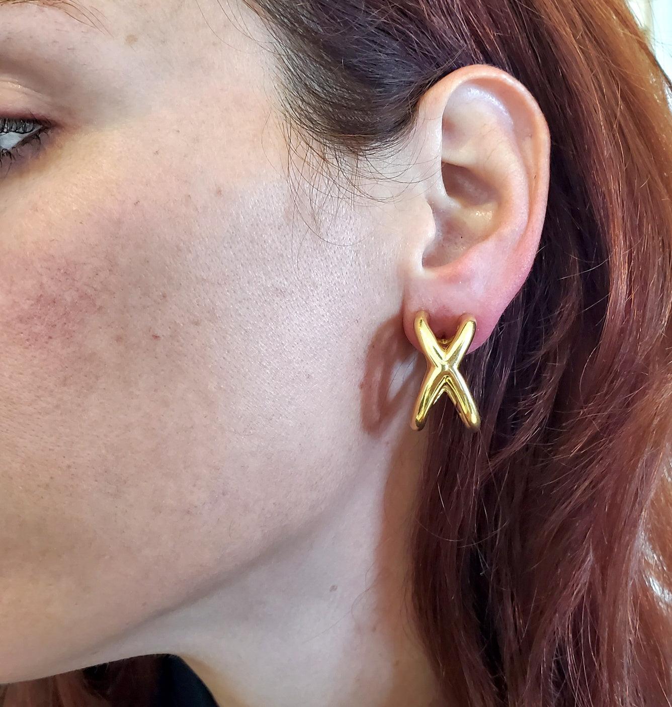 TIFFANY & CO. 1976-77 Donald Claflin paire de boucles d'oreilles croisées en or jaune 18 carats en vente 1