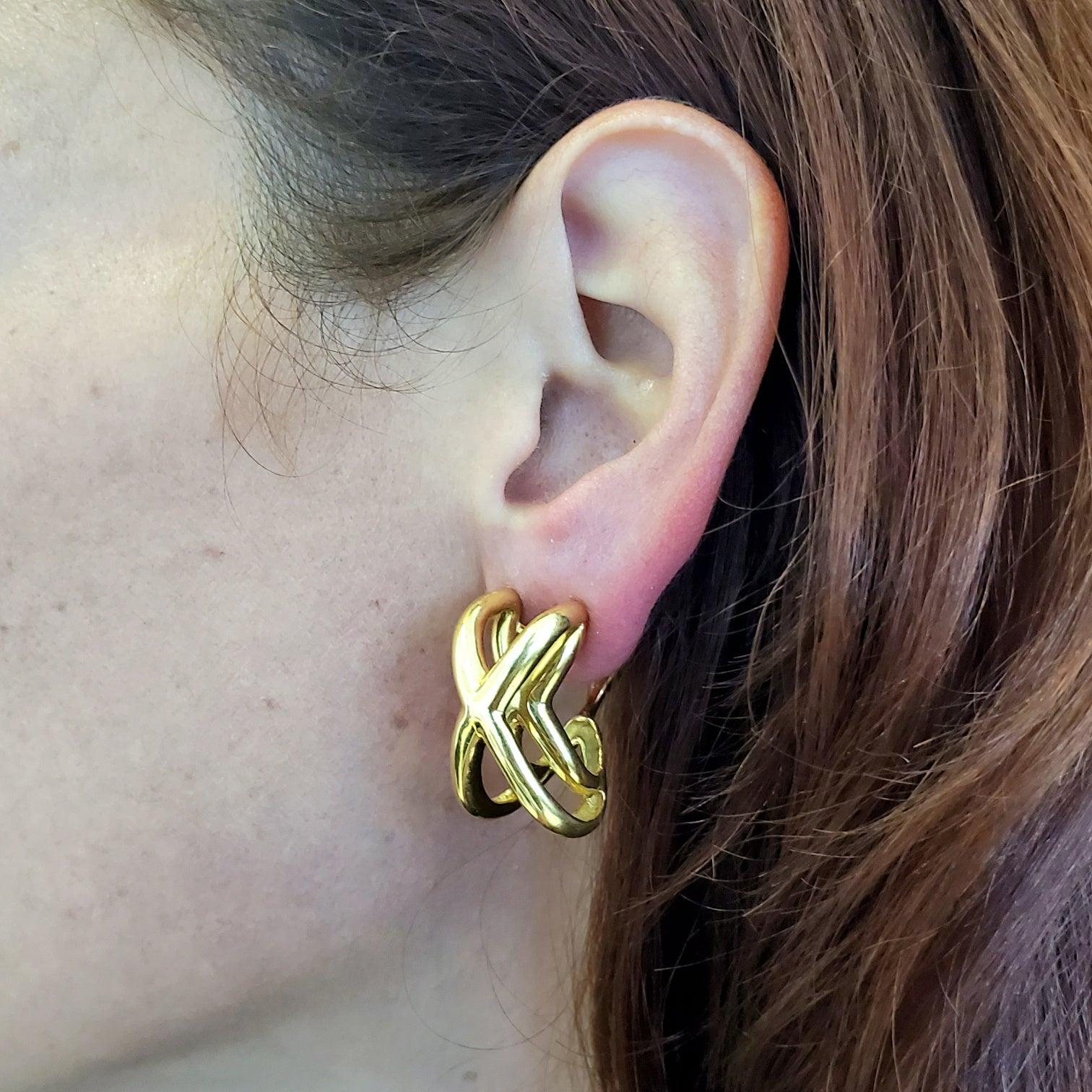 TIFFANY & CO. 1976-77 Donald Claflin - Coppia di orecchini a forma di croce in oro 18Kt In condizioni ottime in vendita a Miami, FL