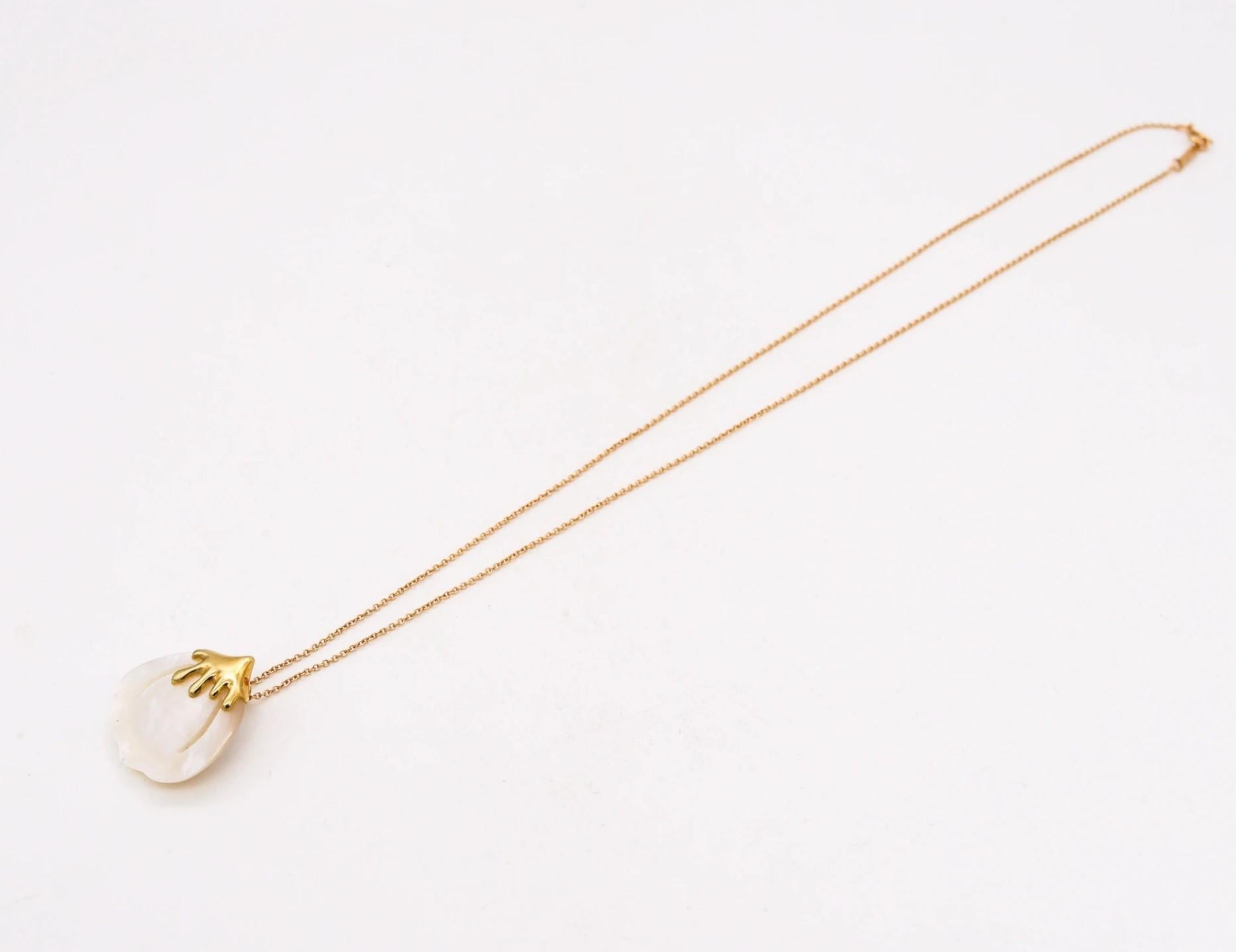 Ein Blütenblatt-Halsband, entworfen von Angela Cummings für Tiffany & Co.

Wunderschönes und jugendliches Ptal-Halsband, das Cummings 1976 für Tiffany & Co. entworfen hat. Dieses Stück aus der Kollektion von 1976-1977 ist aus 18 Karat Gelbgold