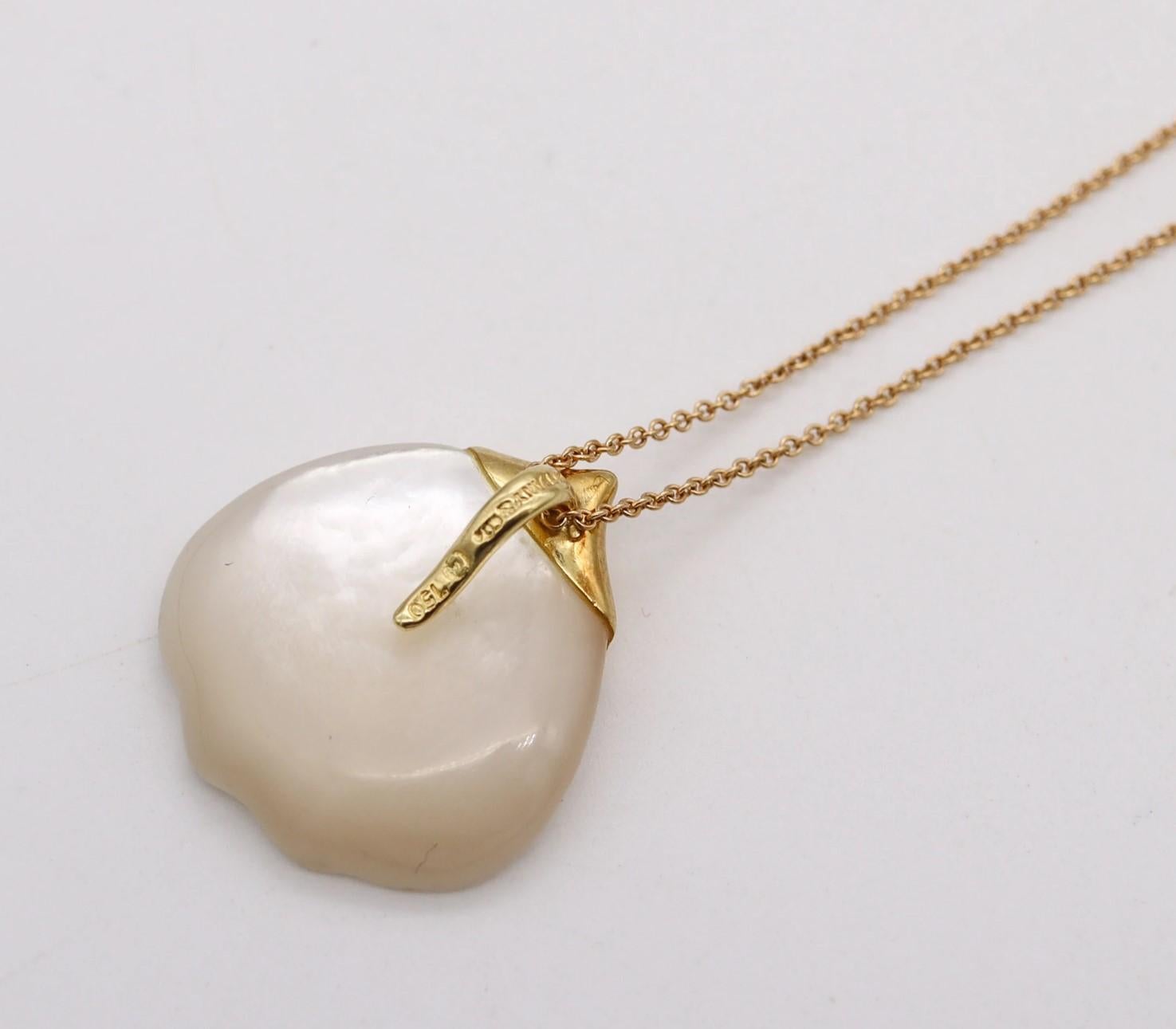 Tiffany & Co 1976 Angela Cummings White Nacre Petal Necklace in 18kt Yellow Gold In Excellent Condition For Sale In Miami, FL