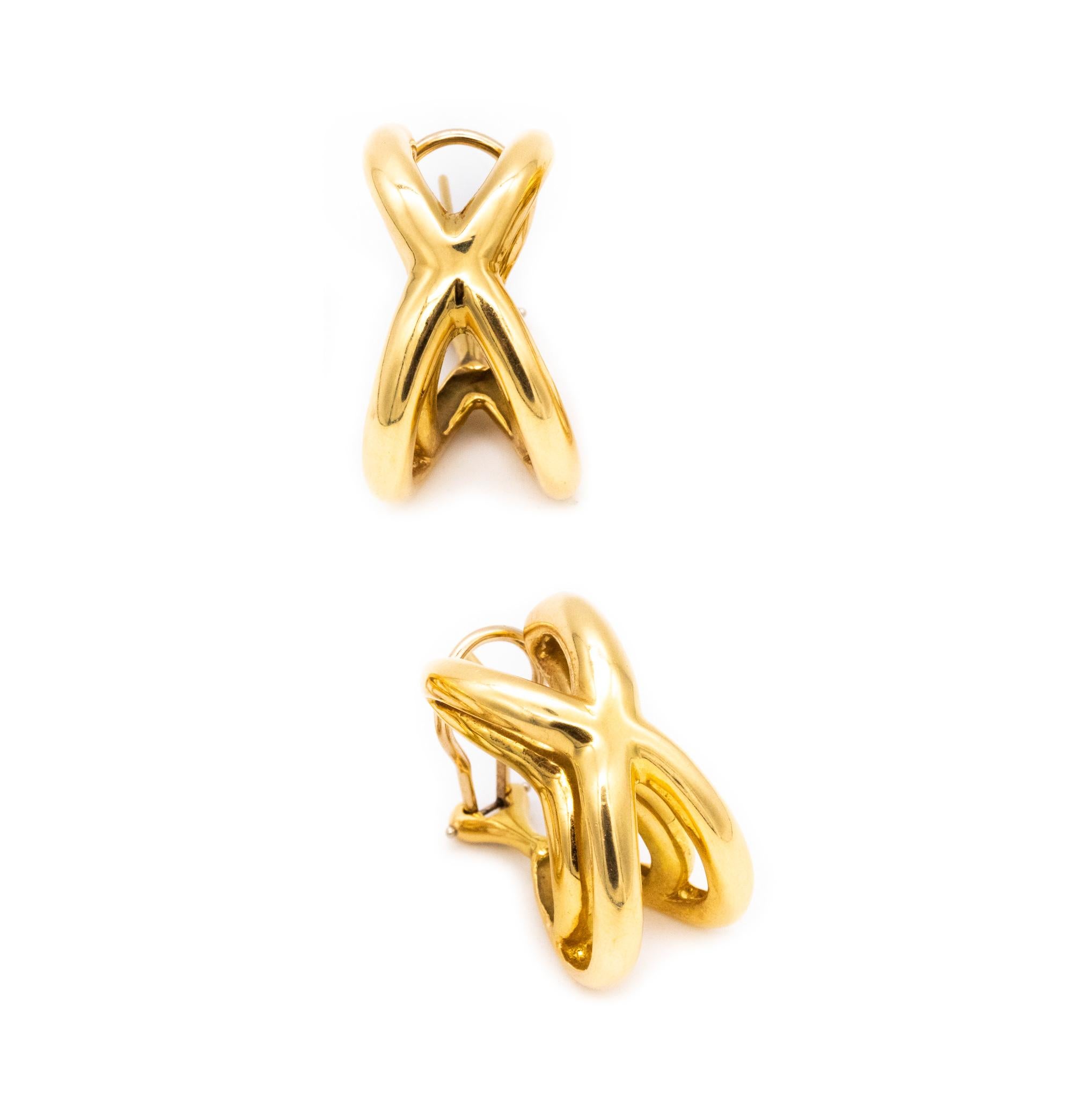 Moderniste Boucles d'oreilles en or massif 18 carats croisées en forme de double X Tiffany Co. 1976 par Donald Claflin en vente