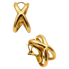 Paire de boucles d'oreilles croisées Donald Claflin en or jaune 18 carats, Tiffany & Co, 1976